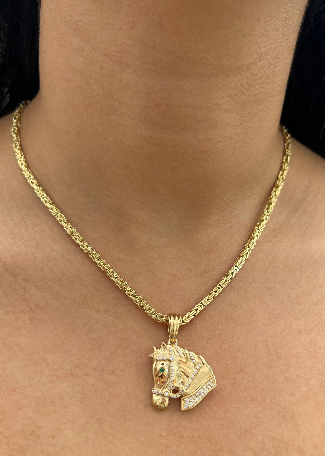 Dije Caballo con Swarovski Blanco y Verde 8.2gr / 3.4cm / 24mm — Oro Amarillo