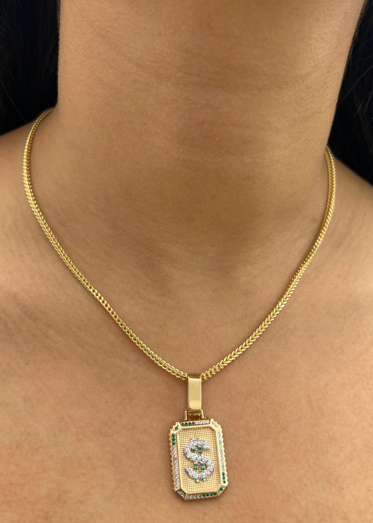 Dije Signo Peso con Swarovski Blanco y Verde 5.25gr / 4cm / 18mm — Oro Amarillo