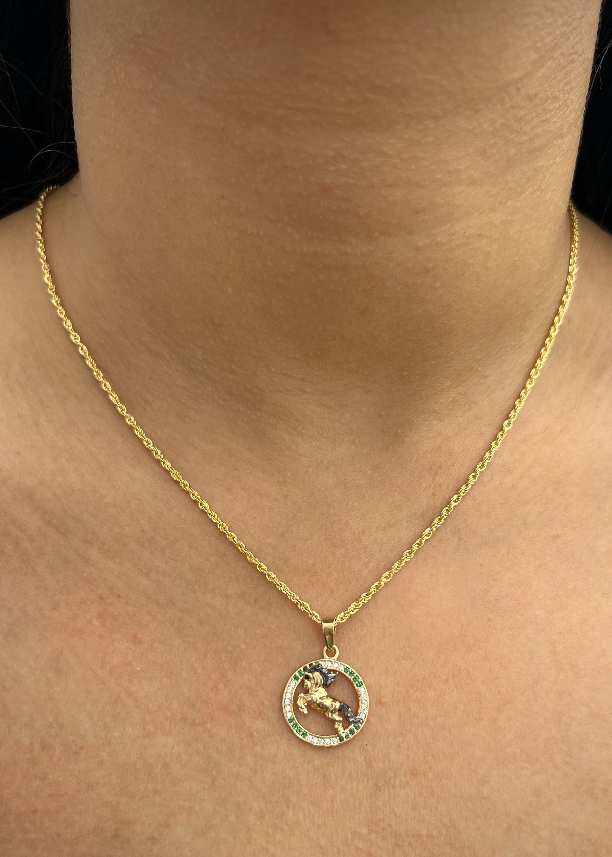 Dije Caballo con Swarovskis 1.5gr / 2.4cm / 16.3mm — Oro Amarillo
