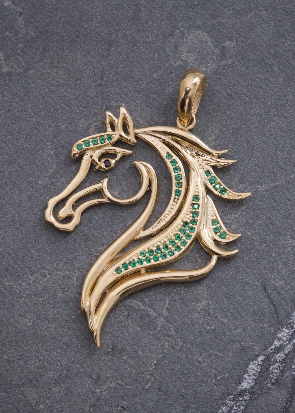 Dije Caballo con Swarovski Verde 7.15gr / 4.5cm / 30mm — Oro Amarillo