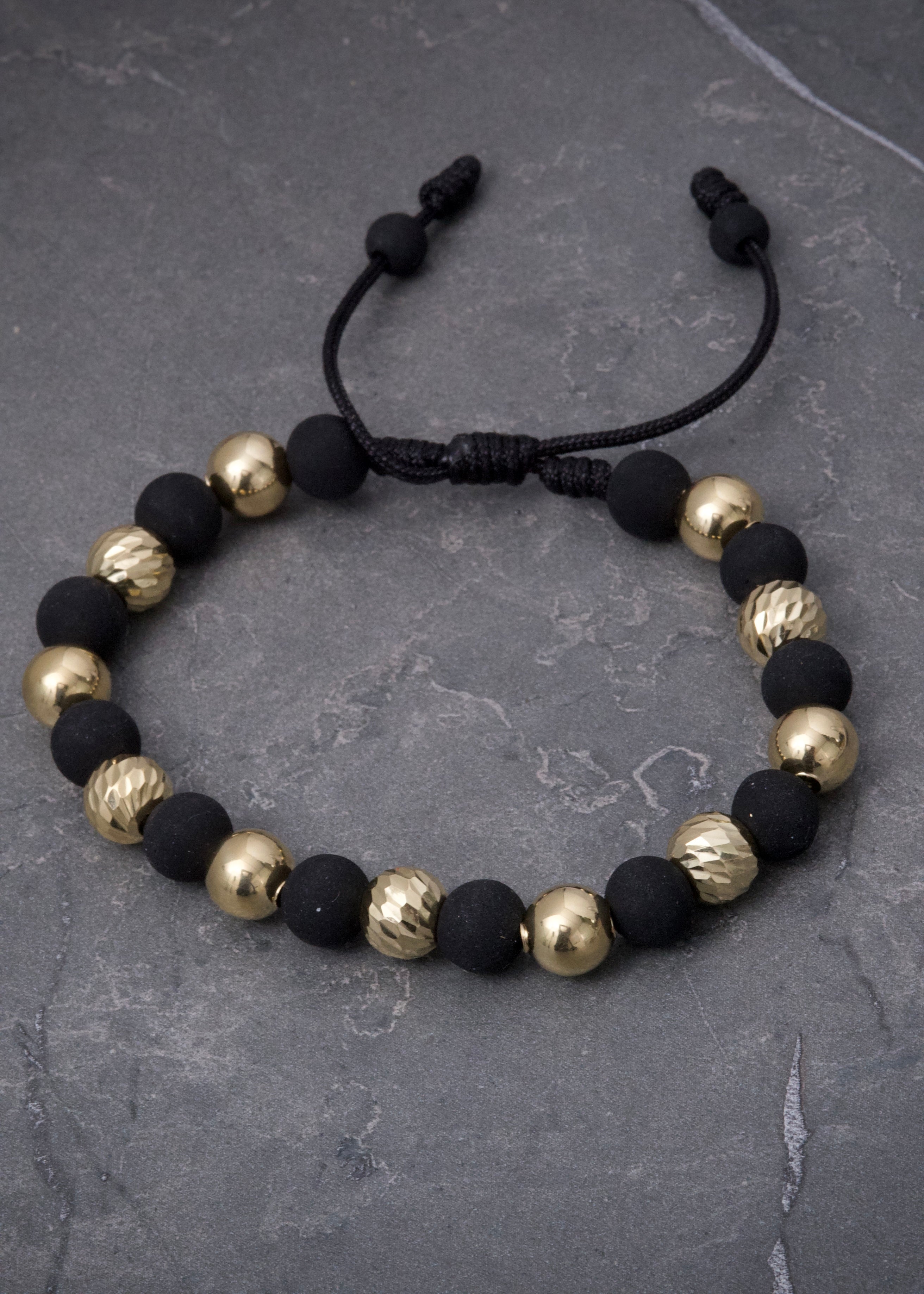 Pulsera en hilo negro con bolas lisas y diamantadas 3.45gr / Oro Amarillo (Joya) M