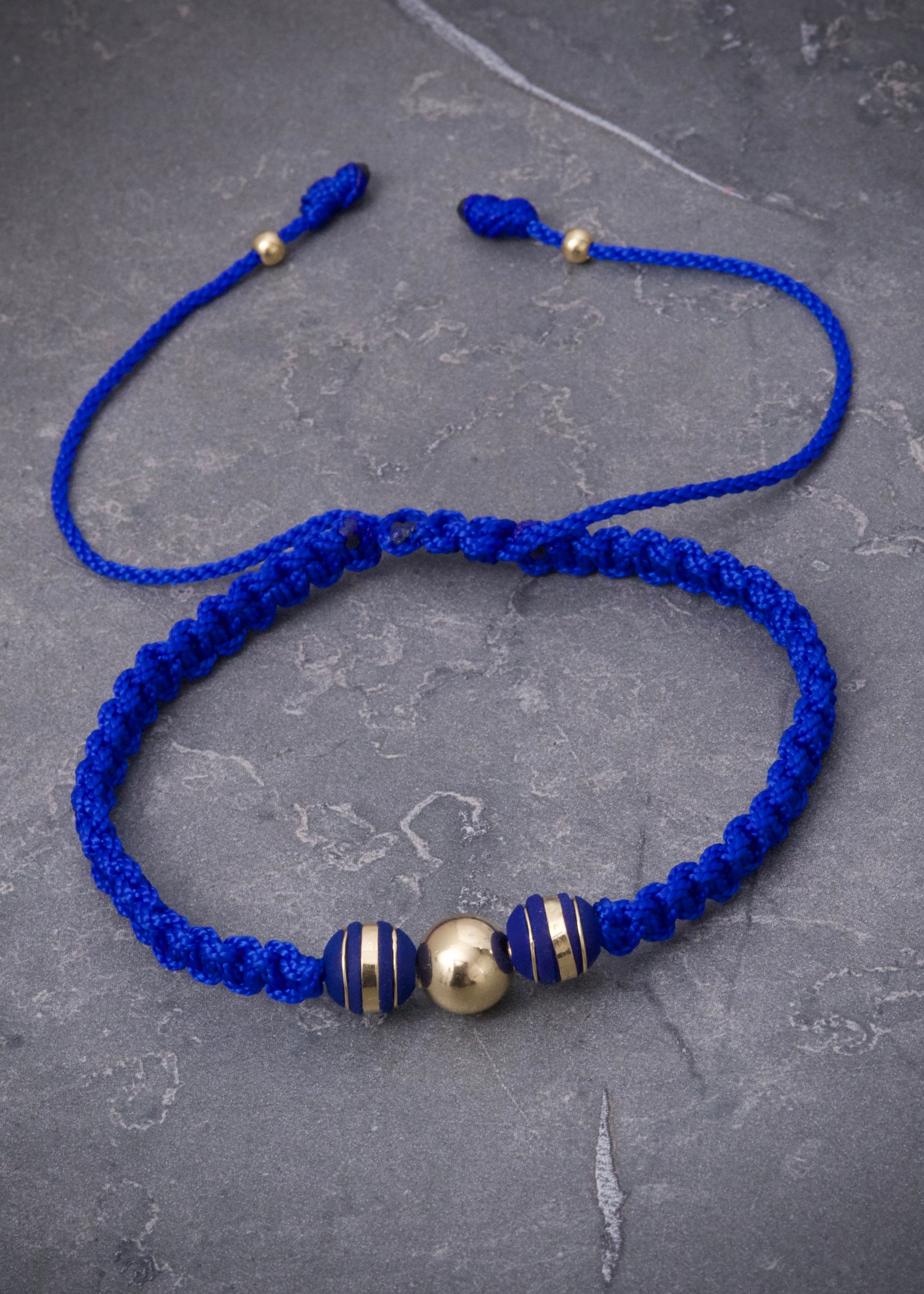 Pulsera en hilo azul con bolas lisas y neoros 0.4gr / Oro Amarillo (Joya) M