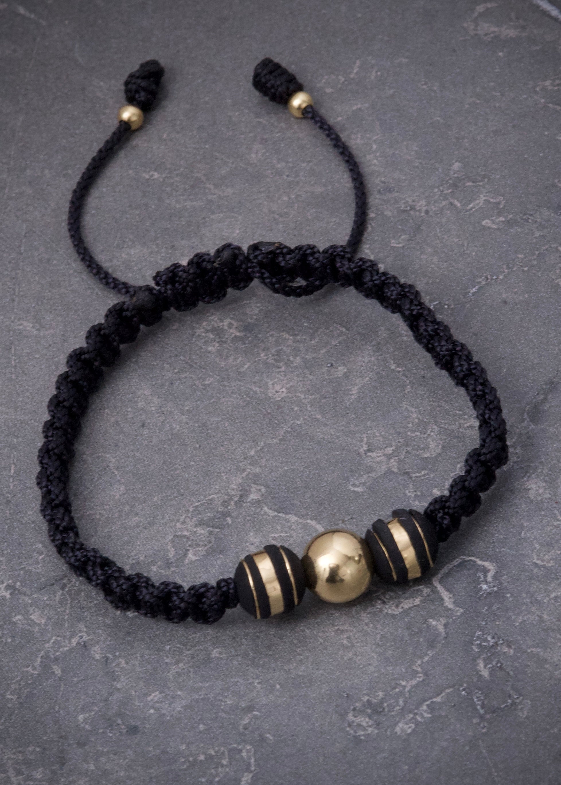 Pulsera en hilo negro con bolas lisas y neoros 0.4gr / Oro Amarillo (Joya) M