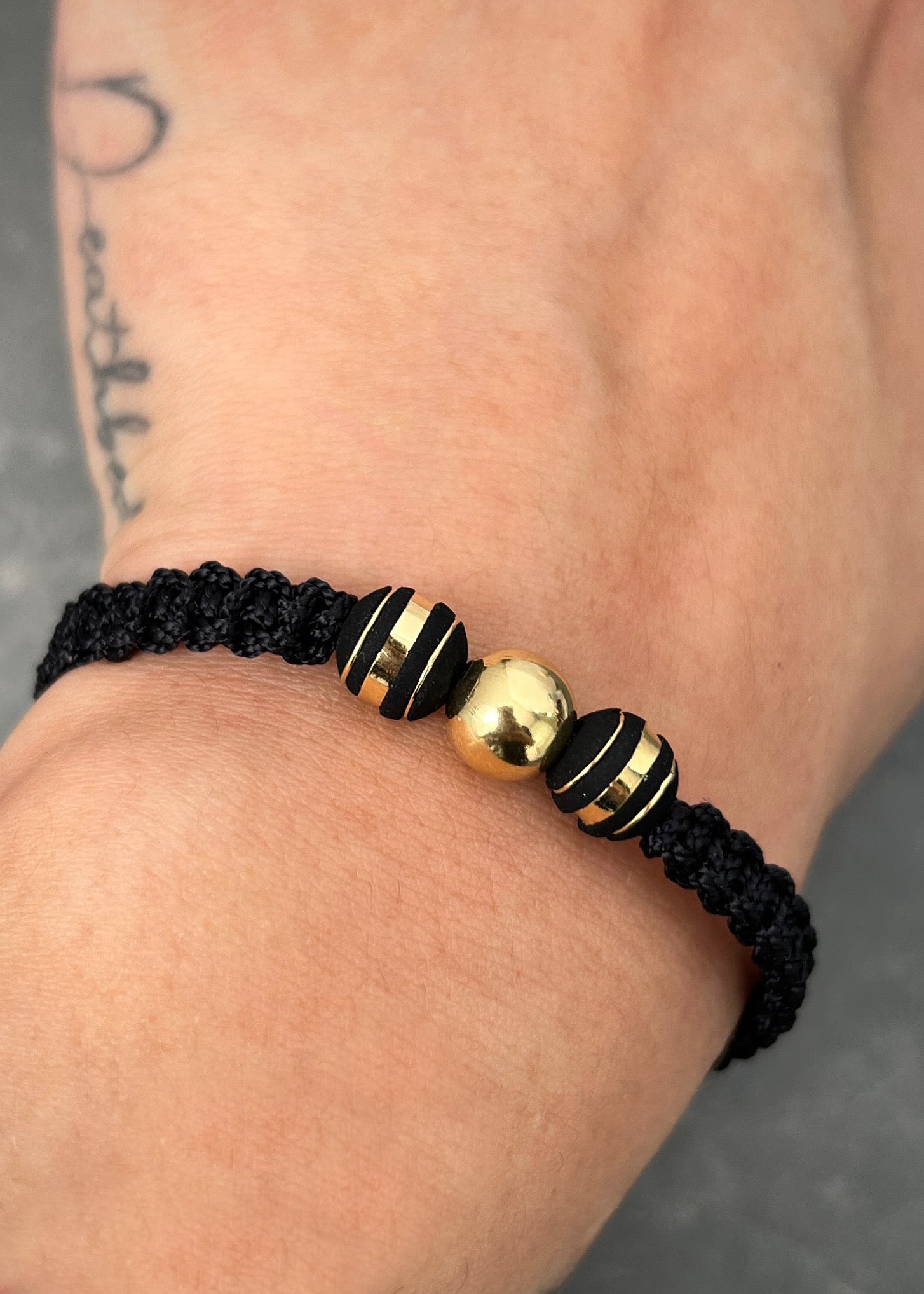 Pulsera en hilo negro con bolas lisas y neoros 0.4gr / Oro Amarillo (Joya) M