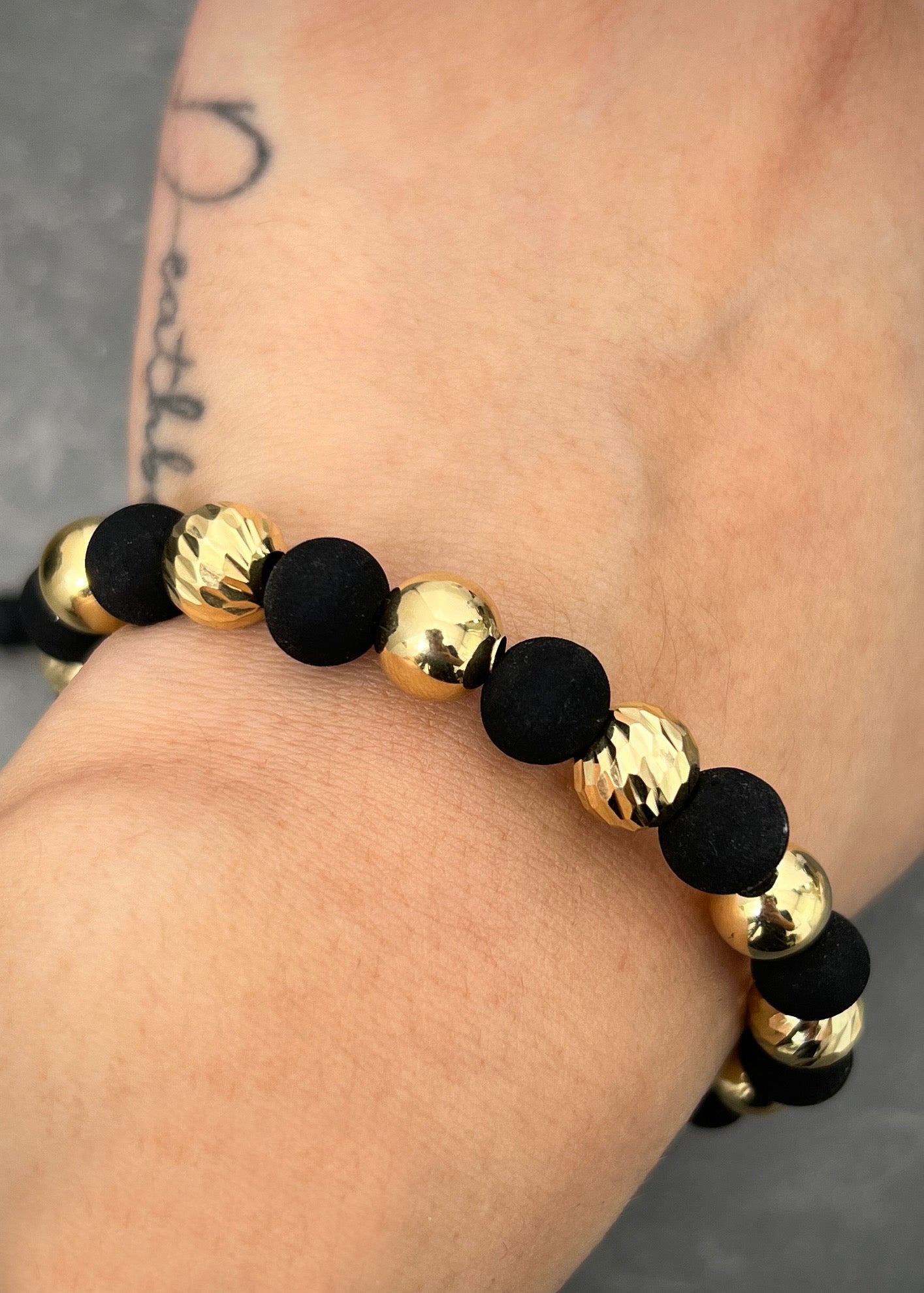 Pulsera en hilo negro con bolas lisas y diamantadas 3.45gr / Oro Amarillo (Joya) M