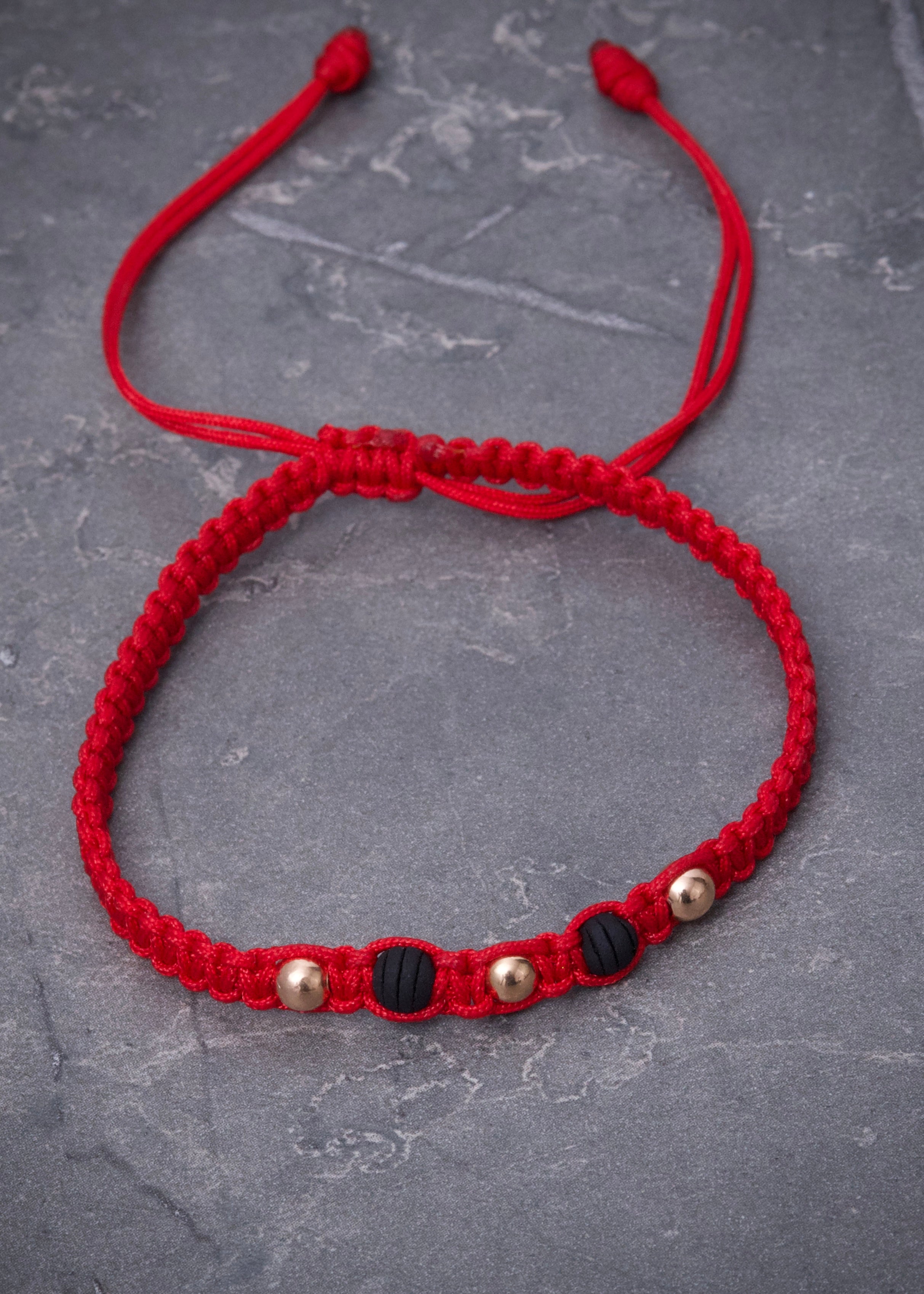 Pulsera En hilo rojo con bolas lisas y neoprenos 0.3gr / Oro Rosado (Joya) M