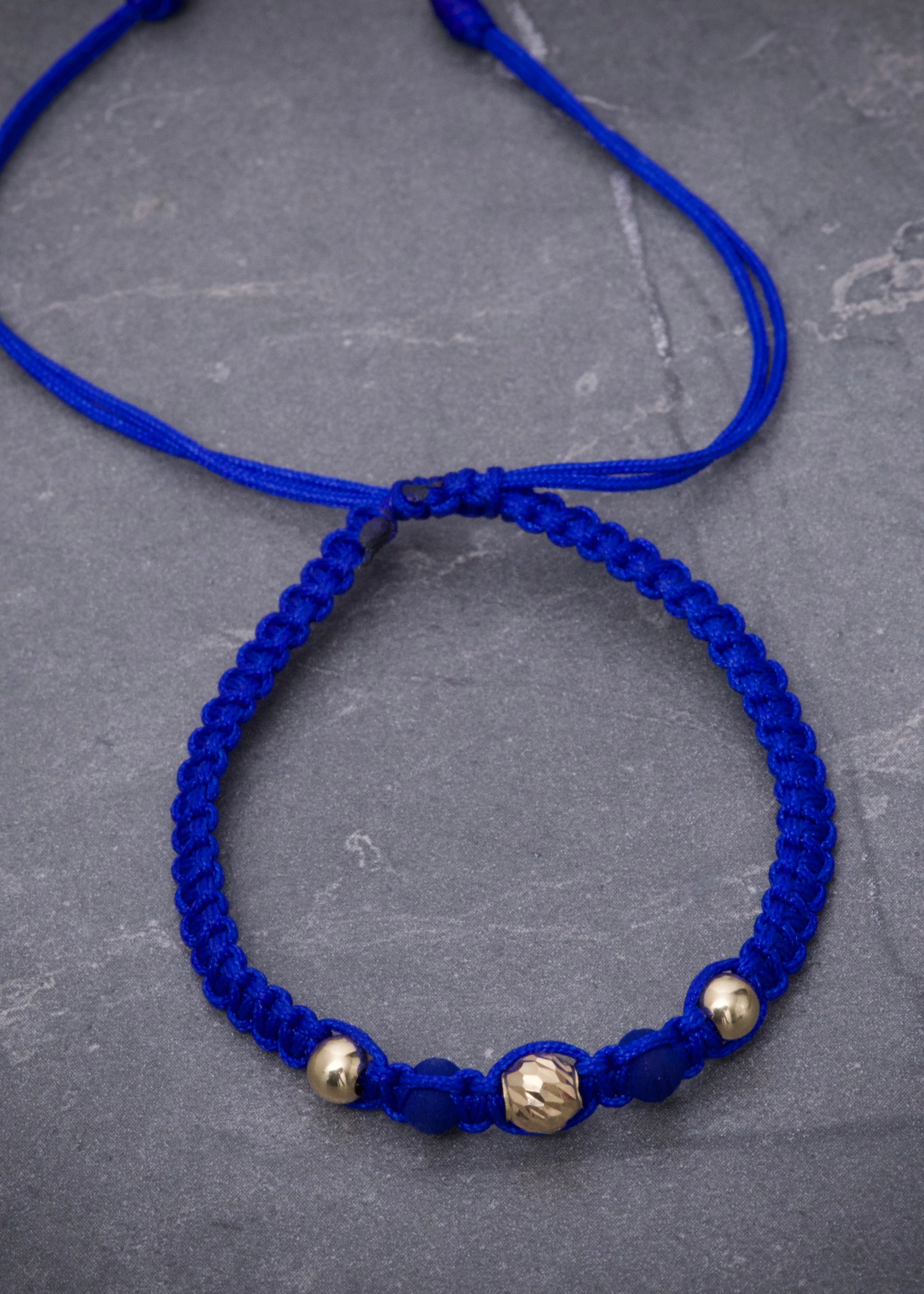 Pulsera en hilo azul con bolas lisas diamantada y neoprenos 0.35gr / Oro Amarillo (Joya) M