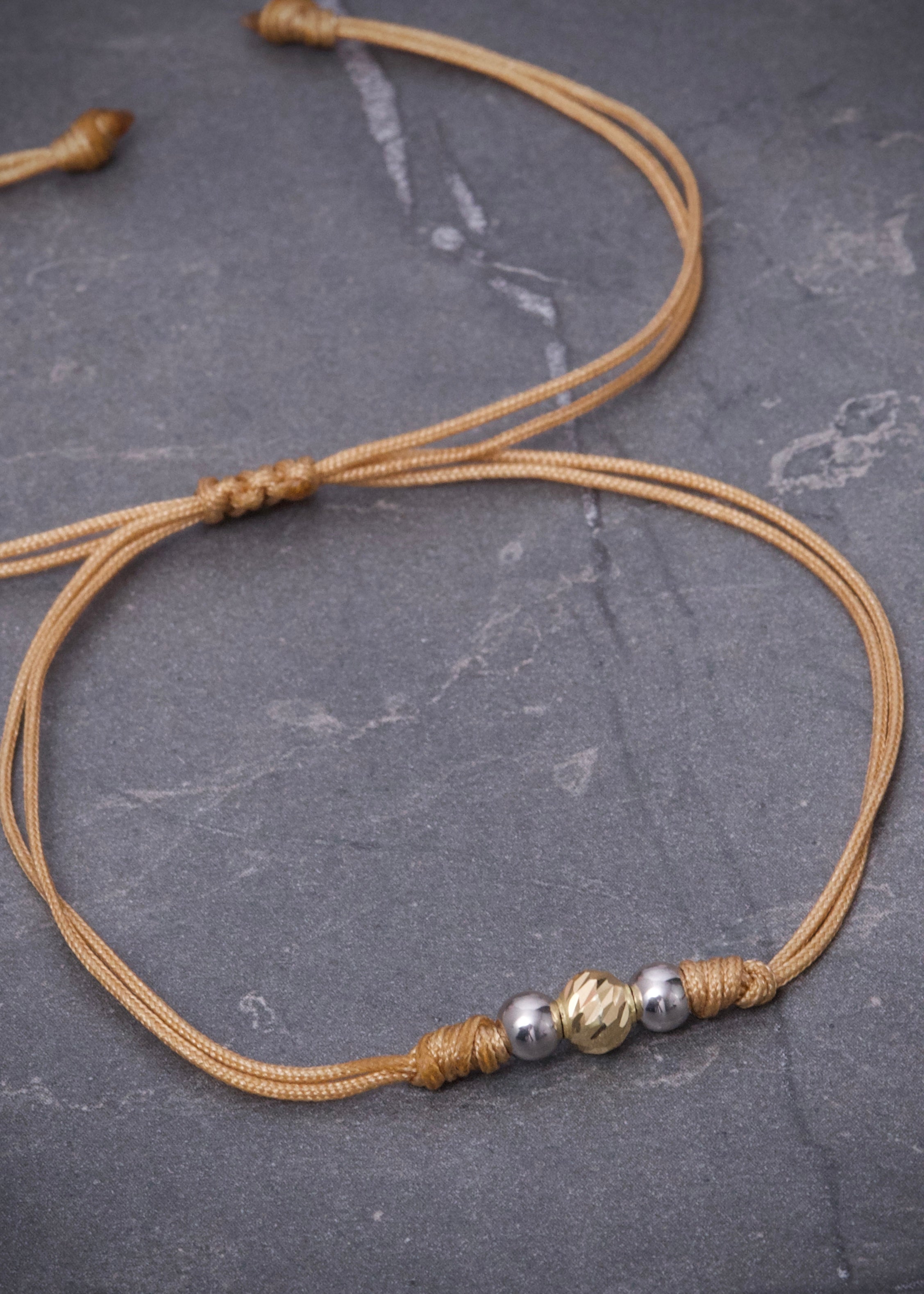 Pulsera en hilo Beige con bolas lisas y diamantada 0.35gr / Dos Oros (Joya) M