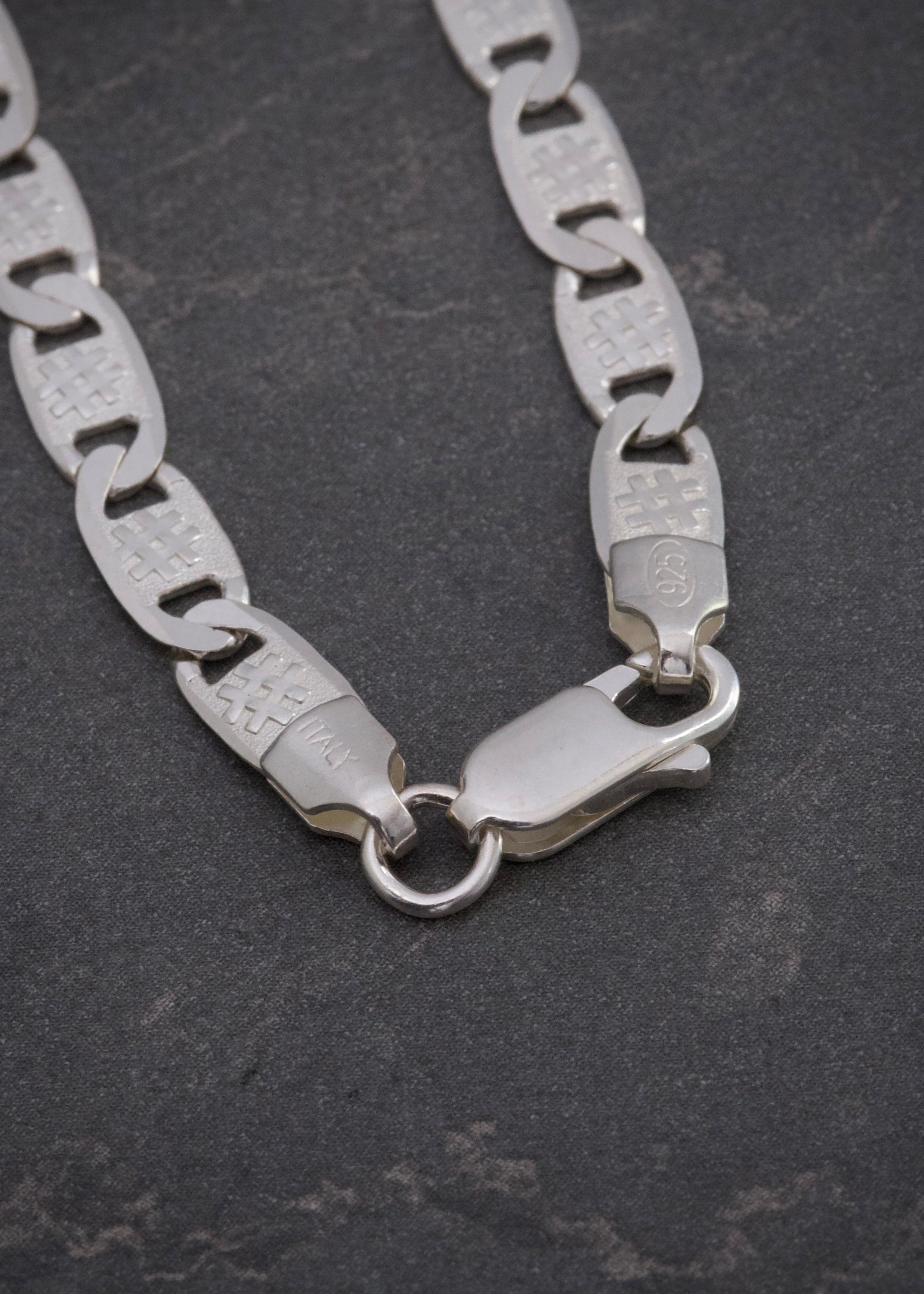 Cadena plana con grabado 15.65gr / Largo 65cm / — — Plata