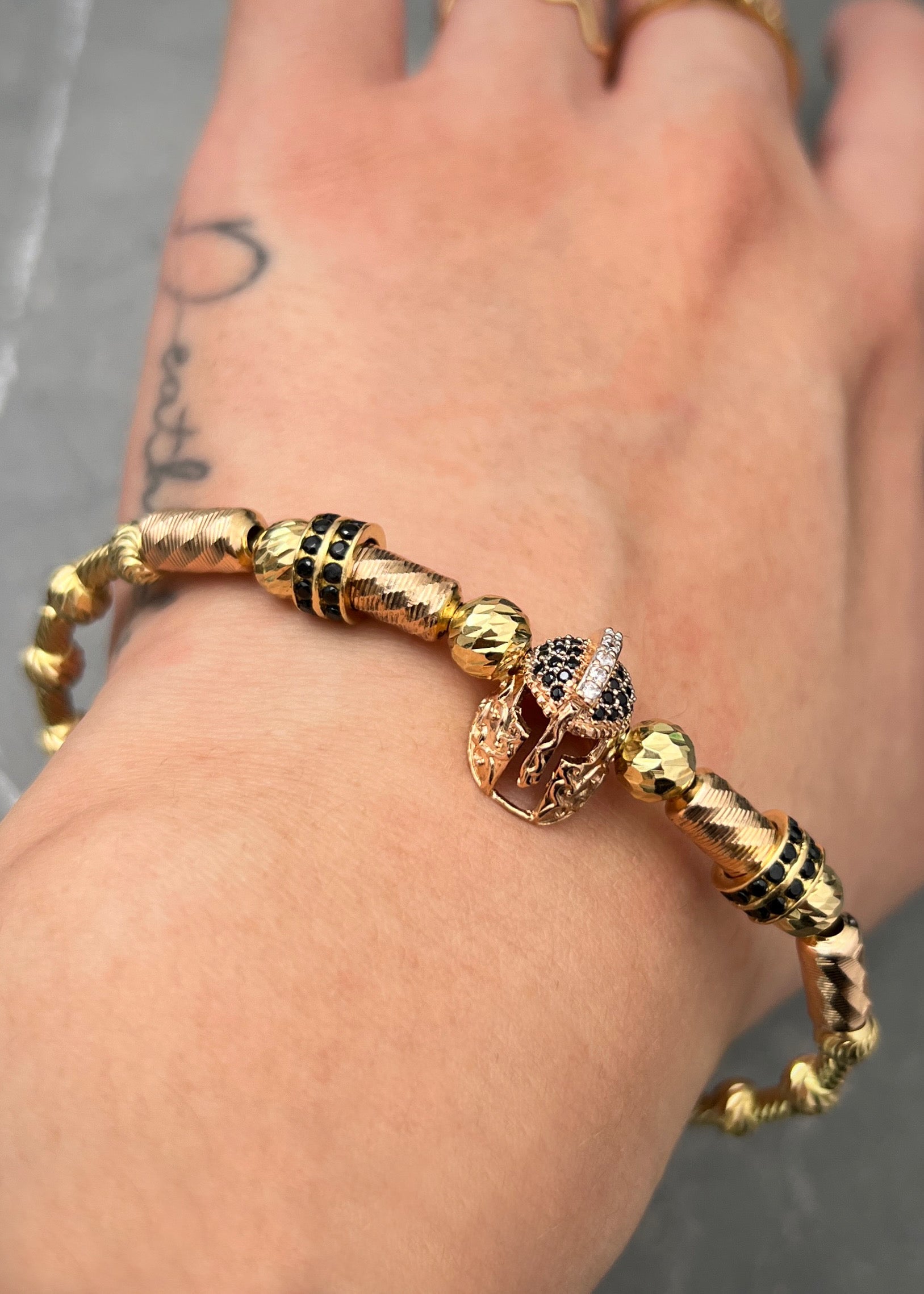 Pulso aro con herraje gladiador 12.45gr / Largo 18.5cm / Dos Oros Nac M