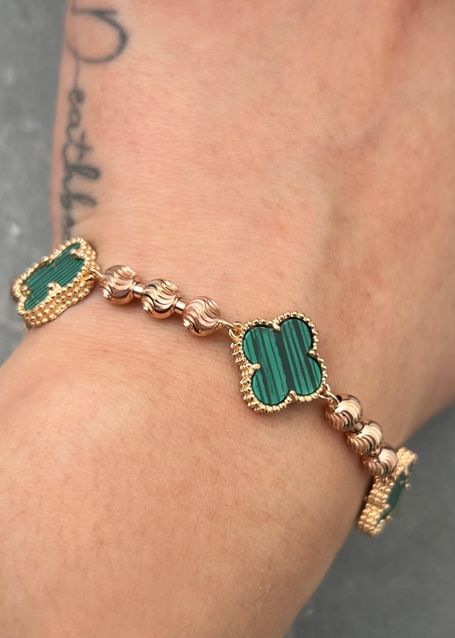 Pulso lucky clover piedra verde 13.35gr / Largo 19cm / Oro Rosado Nac B