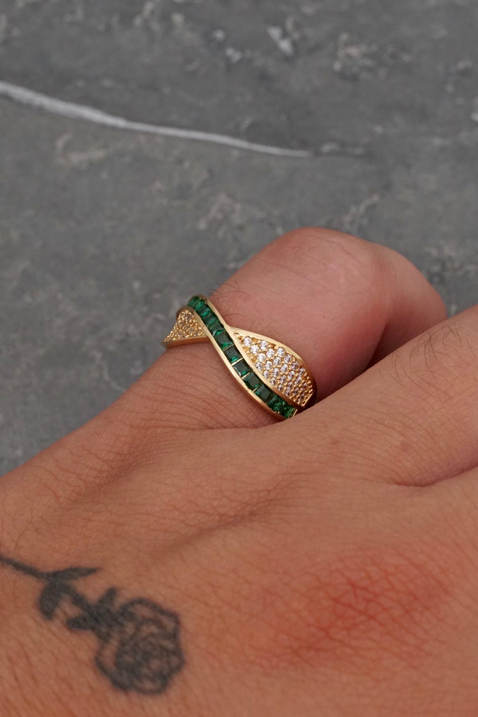 Anillo con swarovski blanco y verde 3.2gr / TALLA 7 1/4 / Oro Amarillo Nac P