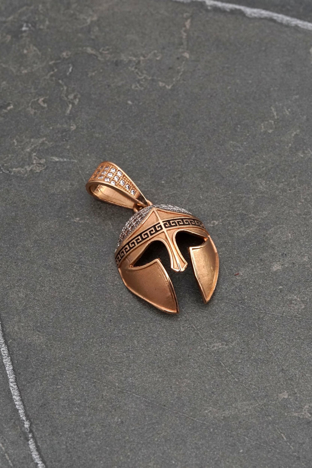 Dije gladiador con swarovski blanco 5.35gr / Largo 3.4cm — Oro Rosado