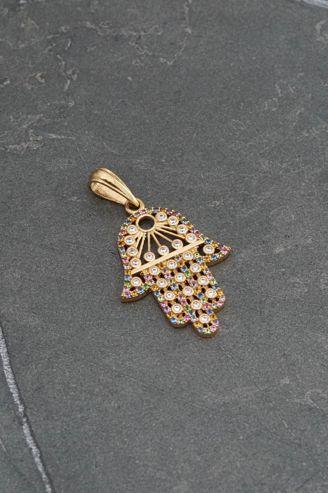 Dije Mano hs con swarovski multicolor 3.95gr / Largo 3.9cm — Oro Amarillo