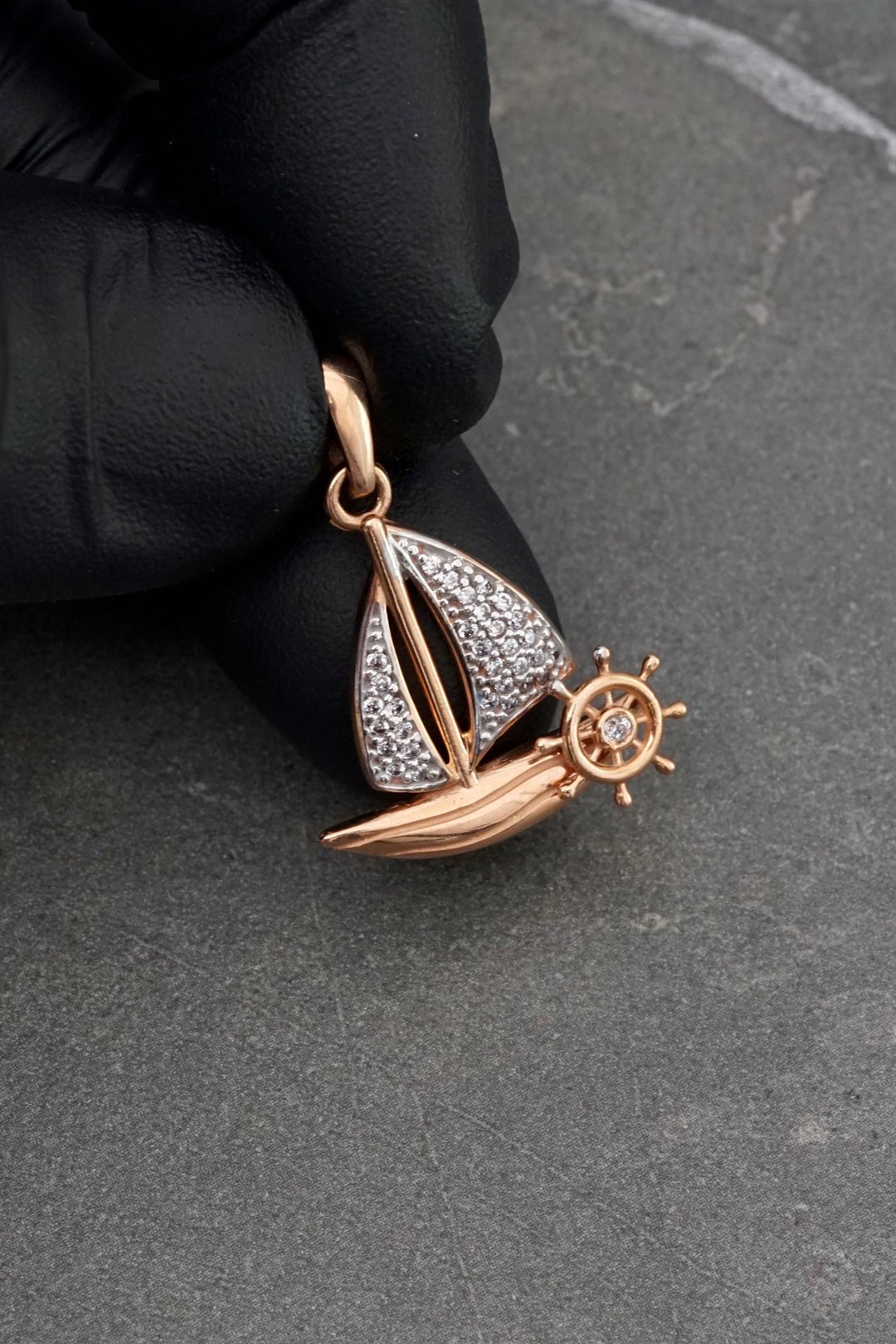 Dije barco con swarovski blanco 2.65gr / Largo 2.7cm — Oro Rosado