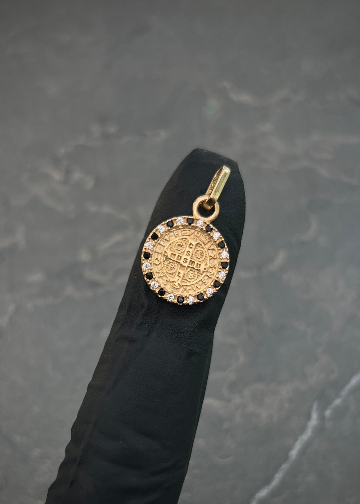 Dije San Benito con Swarovski Blanco y Negro 2.35gr / 2cm / 12mm — Oro Amarillo