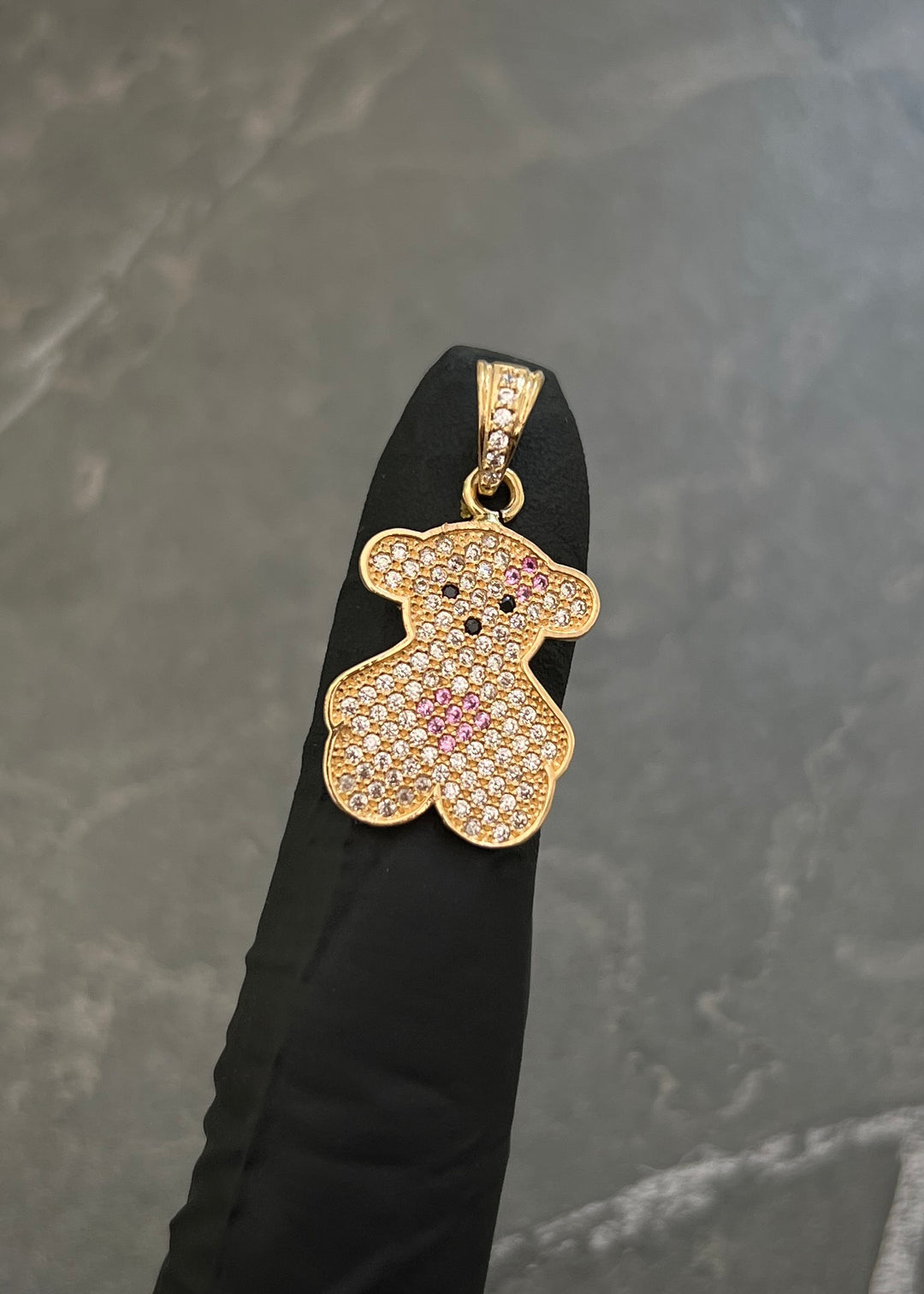 Dije Oso Th con Swarovski Rosado y Blanco 2.55gr / 2.7cm / 14mm — Oro Amarillo