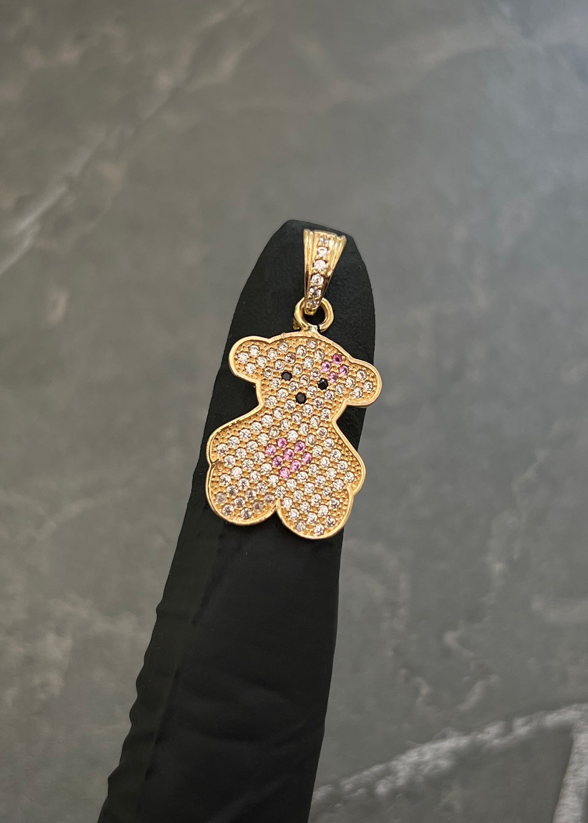 Dije Oso Th con Swarovski Rosado y Blanco 2.55gr / 2.7cm / 14mm — Oro Amarillo