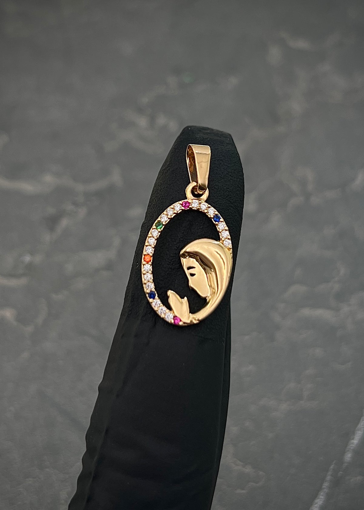 Dije Virgen Maria con Swarovski Multicolor 1gr / 2.4cm / 12mm — Oro Amarillo