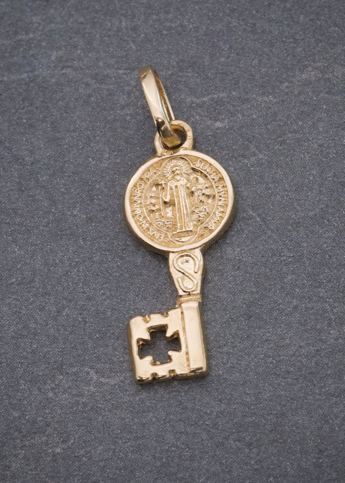 Dije Llave San Benito 1.9gr / 2.5cm / 8.6mm — Oro Amarillo
