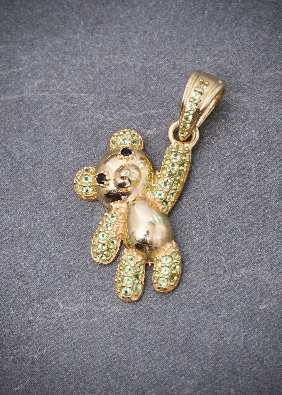 Dije Oso con Swarovski Verde 2.45gr / 2.6cm / 12mm — Oro Amarillo