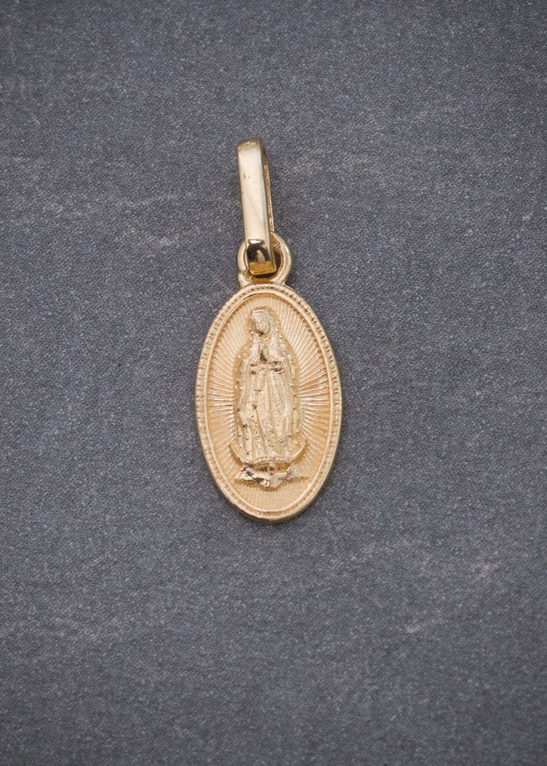 Dije Virgen de Guadalupe 0.9gr / 2cm / 7.3mm — Oro Amarillo