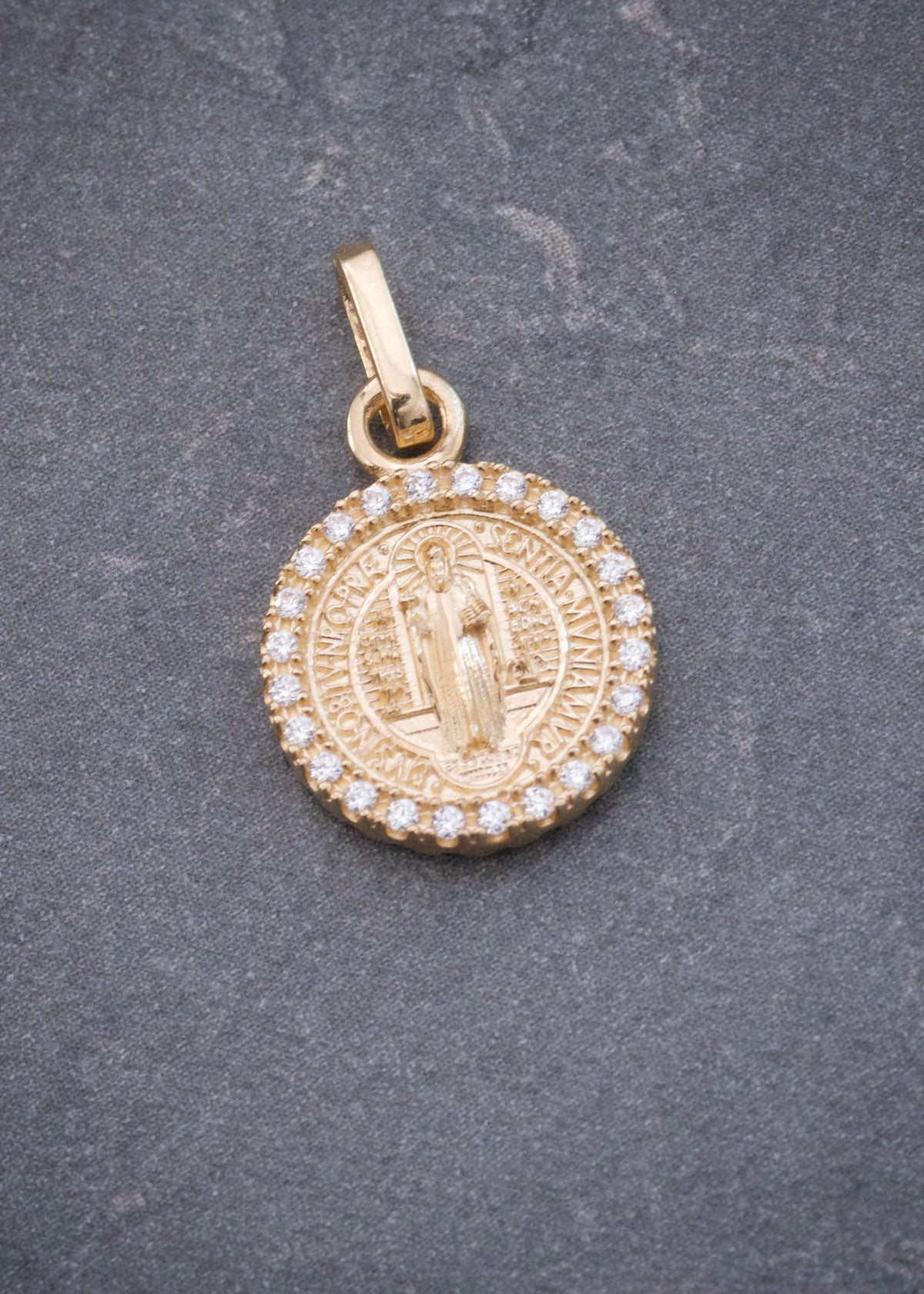 Dije San Benito con Swarovski Blanco y Negro 2.35gr / 2cm / 12mm — Oro Amarillo