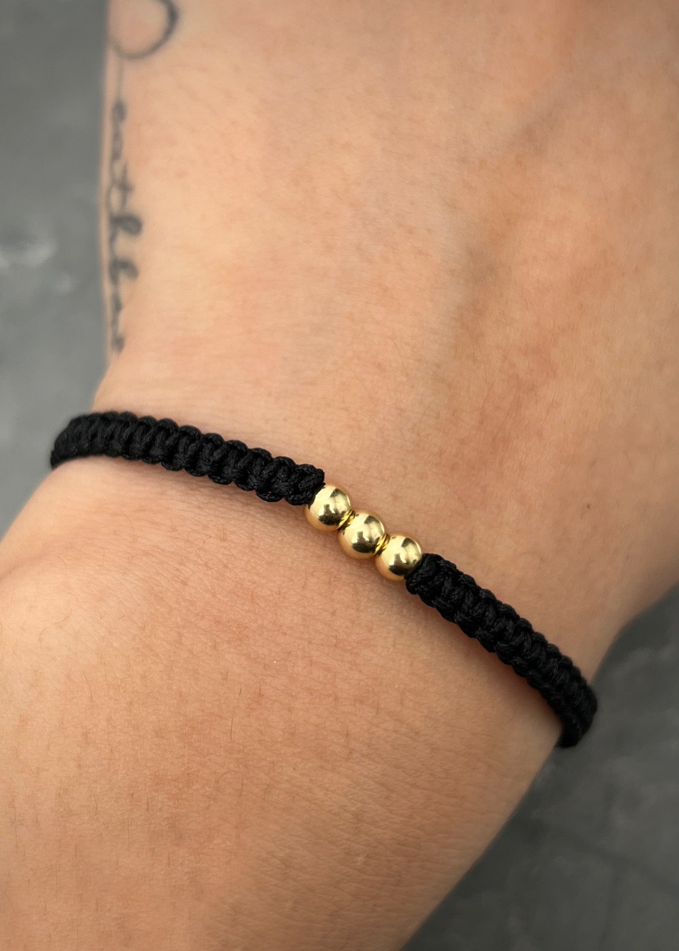Pulsera en hilo negro con bolas lisas 0.3gr / Oro Amarillo (Joya) M