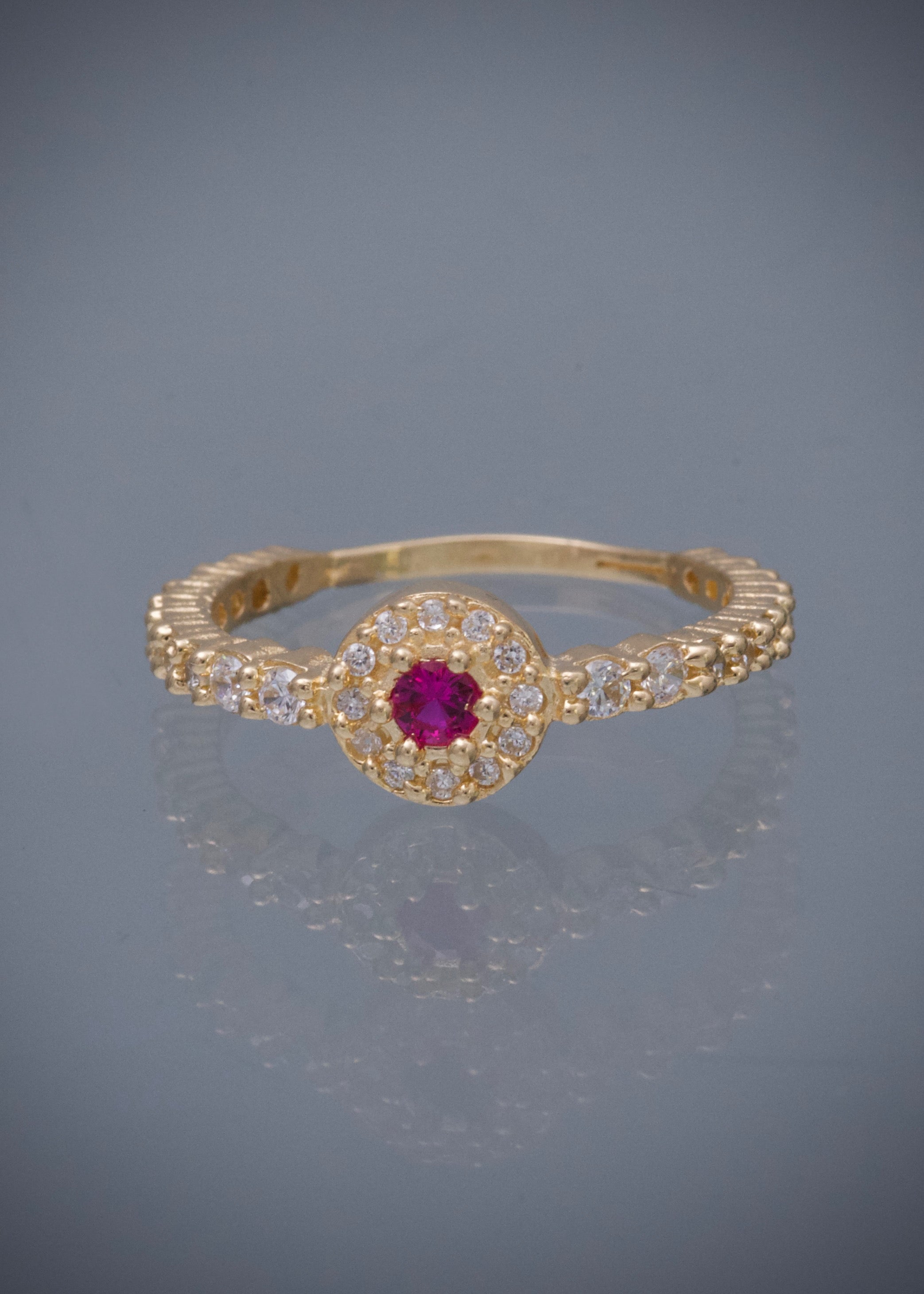 Anillo con swarovski blanco y fucsia 2.3gr / TALLA 5 1/2 / Oro Amarillo Nac B