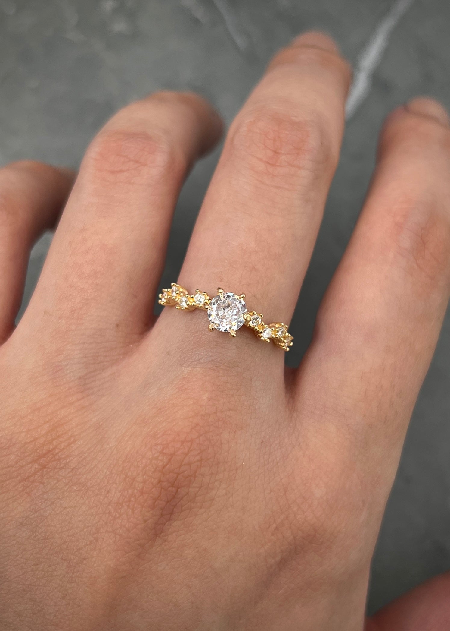 Solitario con swarovski blanco 1.6gr / TALLA 4 1/2 / Oro Amarillo Nac B