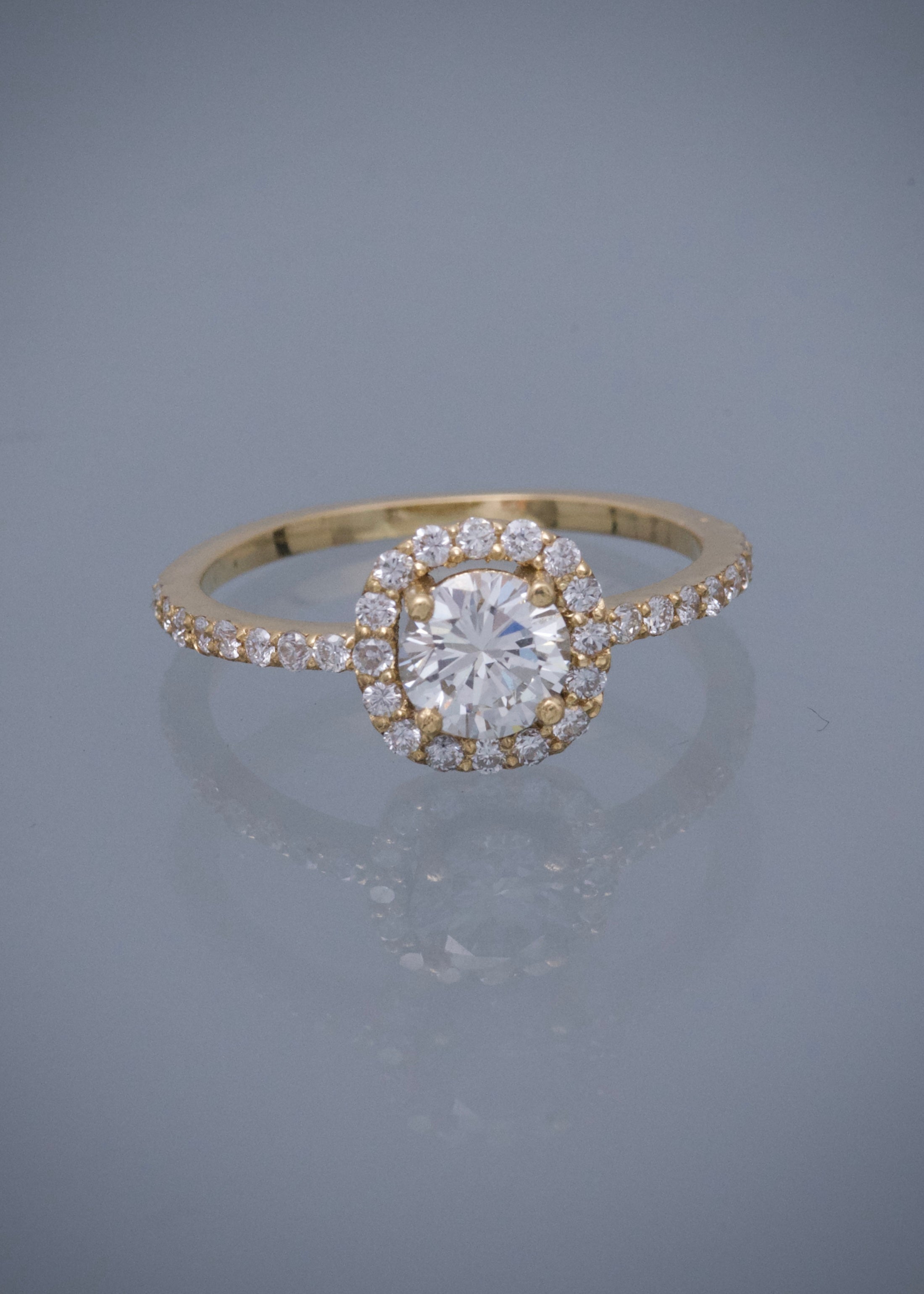 Solitario con 57pts de diamante central y 29pts laterales 2.35gr / TALLA 6 1/4 / Oro Amarillo (Joya) B