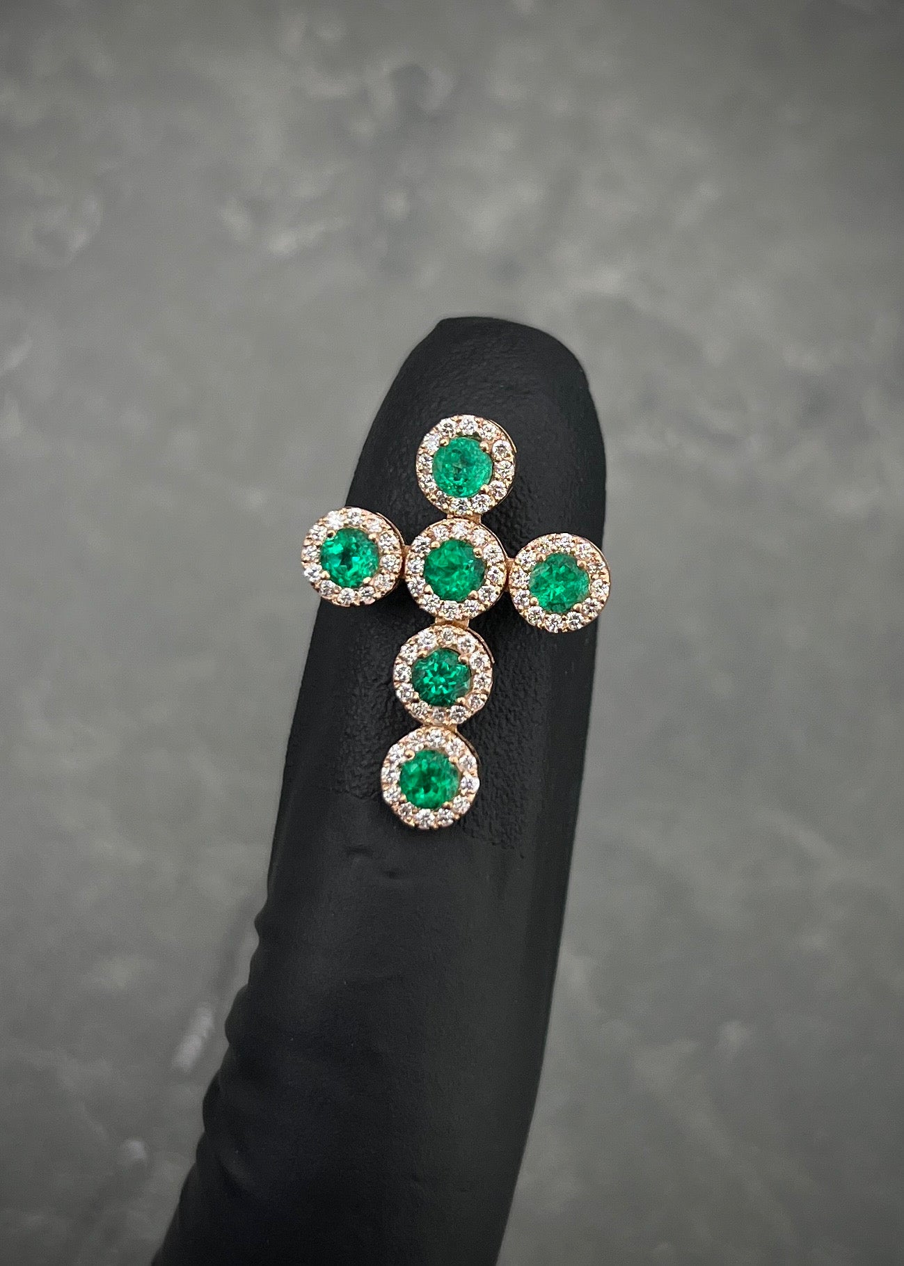 Dije cruz con 84pts de esmeraldas y 30pts de diamantes 2.65gr / Largo 2.2cm / Oro Rosado (Joya) B