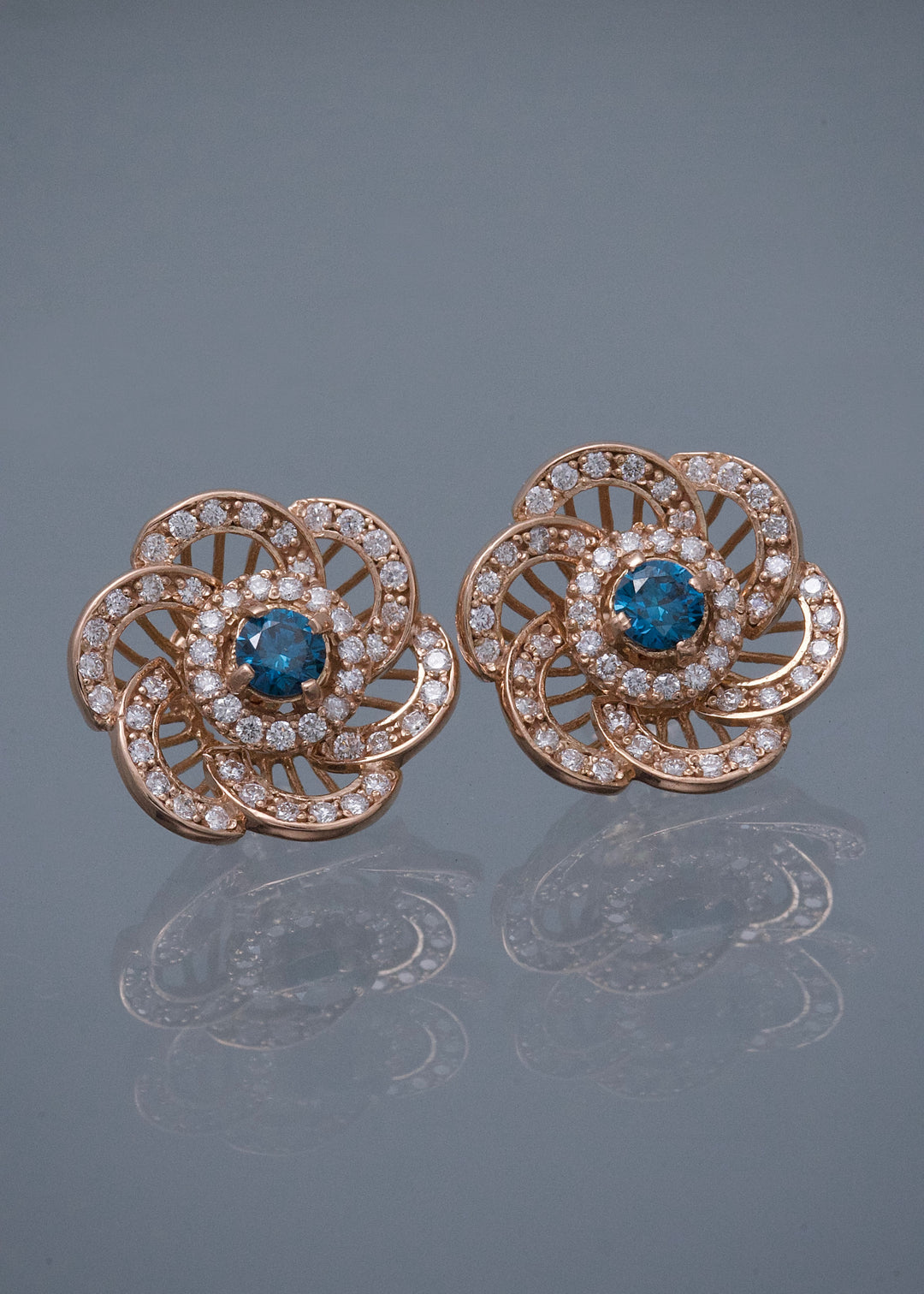 Topos flor con 60pts de diamante central y 148pts de diamantes laterales 6.3gr / Largo 1.8cm — Oro Rosado
