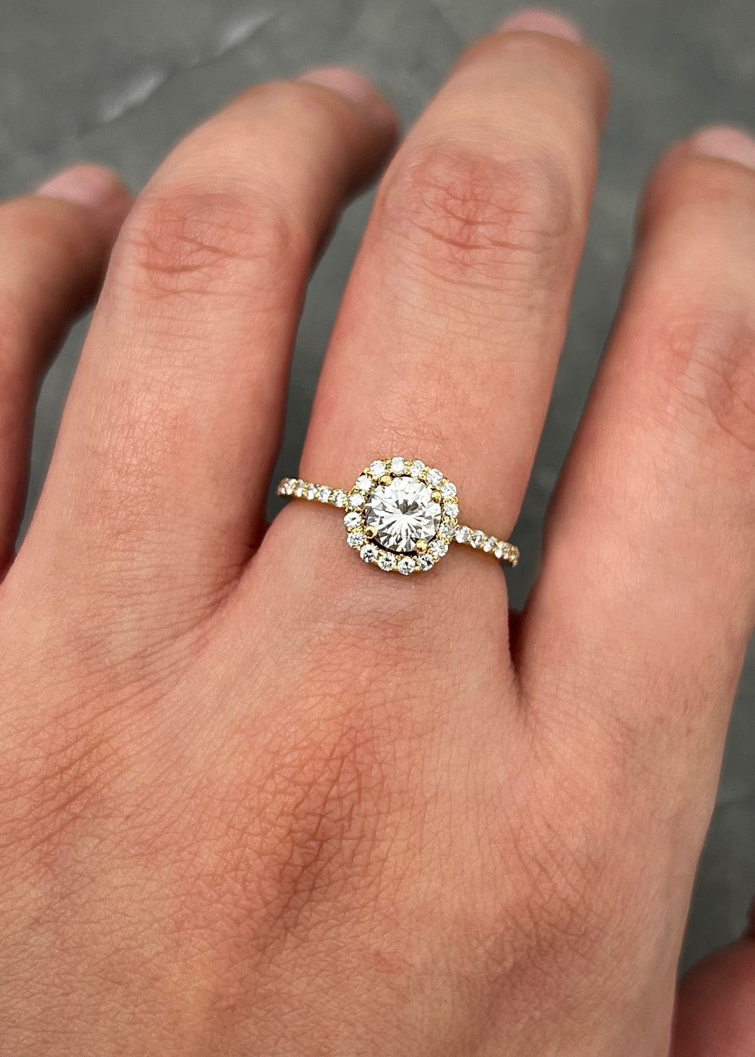 Solitario con 58pts de diamante central y 29pts de diamantes laterales 2.25gr / Talla 5 1/4 — Oro Amarillo