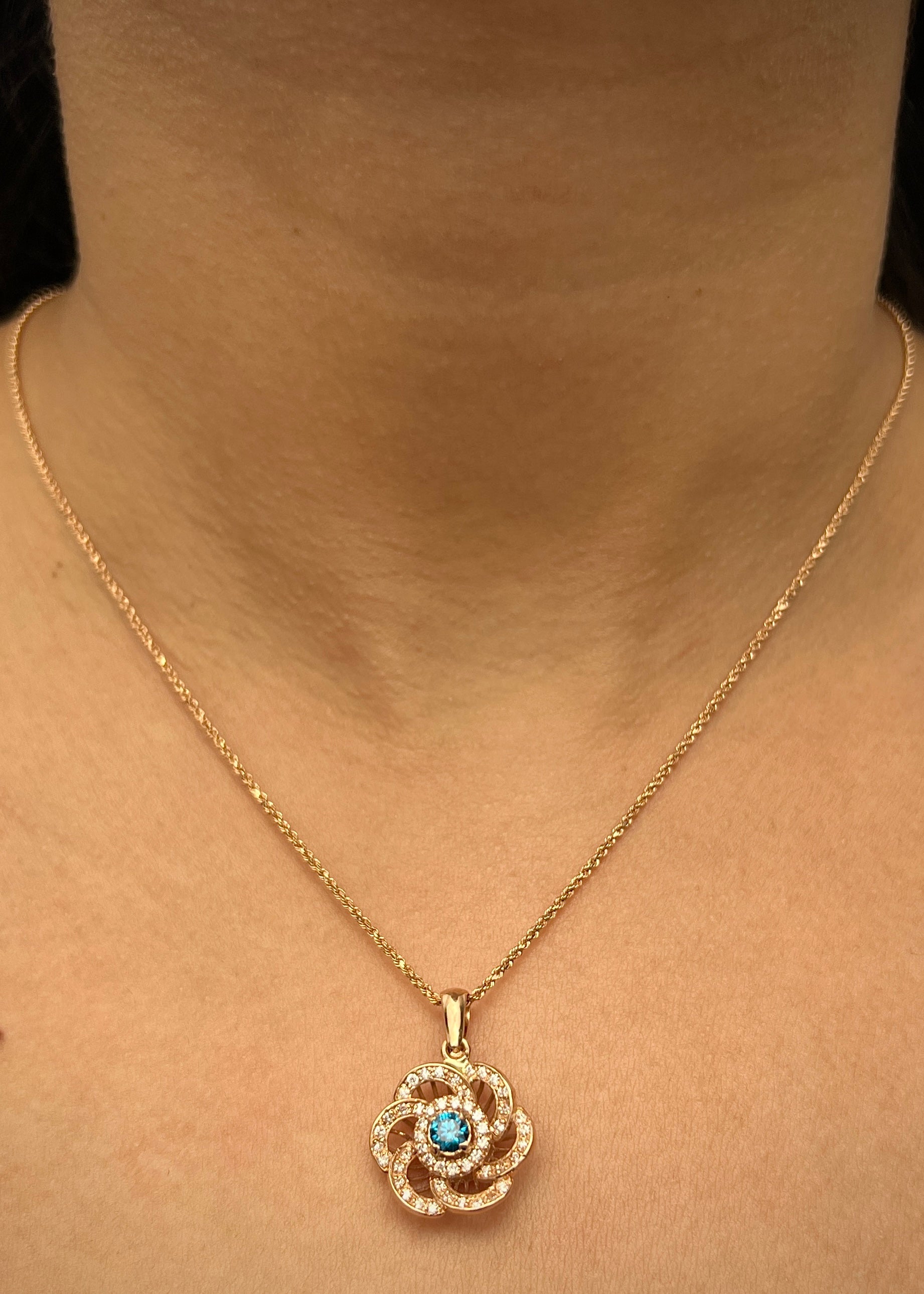 Dije flor con 30pts de diamante central y 74pts de diamantes laterales 3.4gr / Largo 2.5cm / Oro Rosado (Joya) M