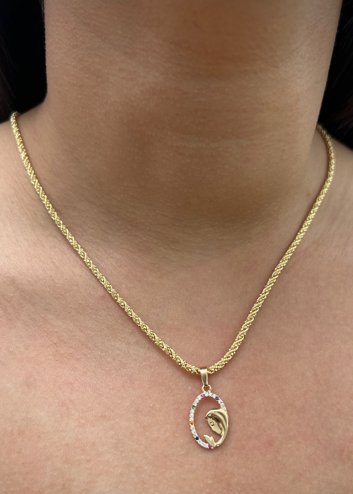 Dije Virgen Maria con Swarovski Multicolor 1gr / 2.4cm / 12mm — Oro Amarillo