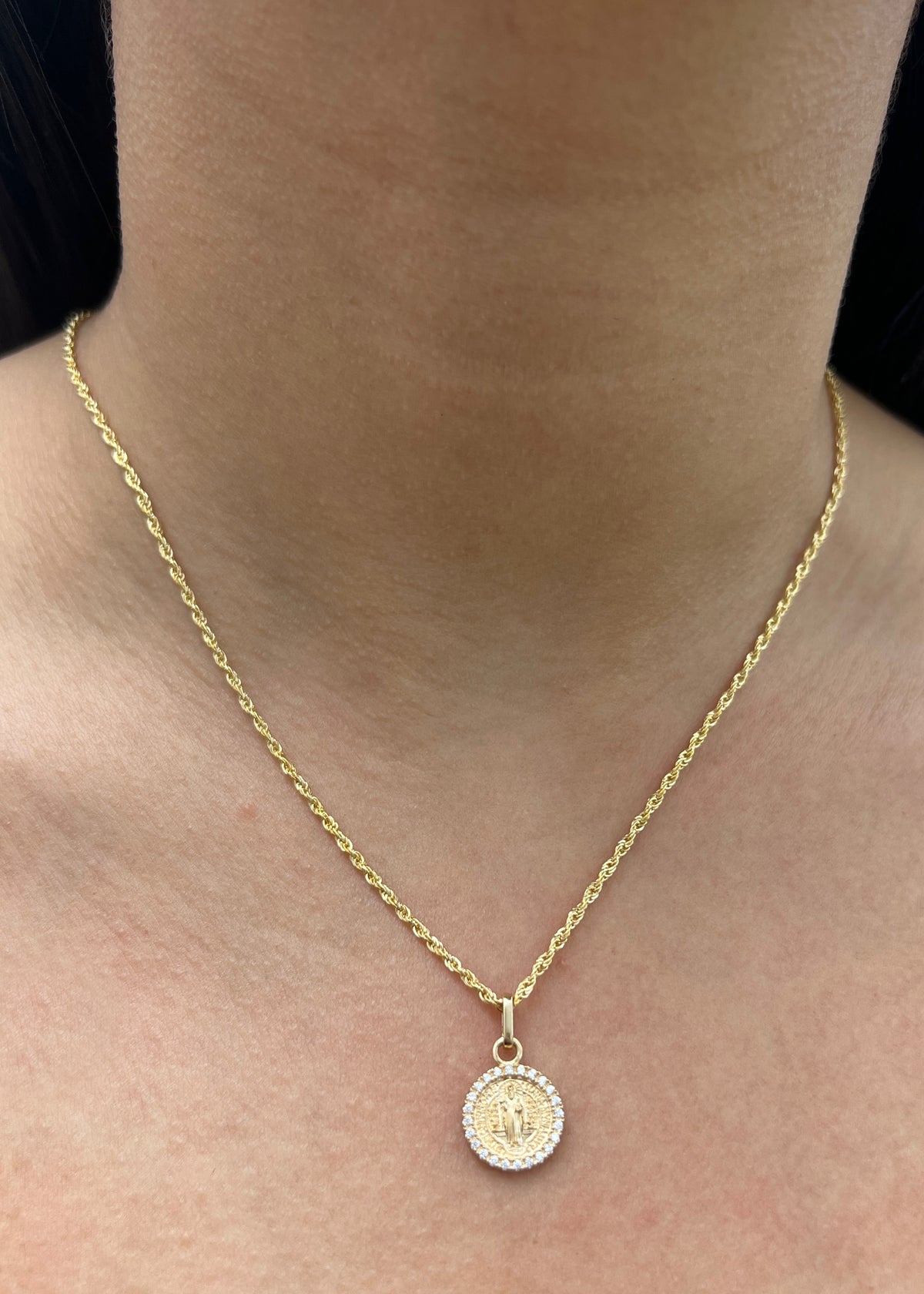 Dije San Benito con Swarovski Blanco y Negro 2.35gr / 2cm / 12mm — Oro Amarillo