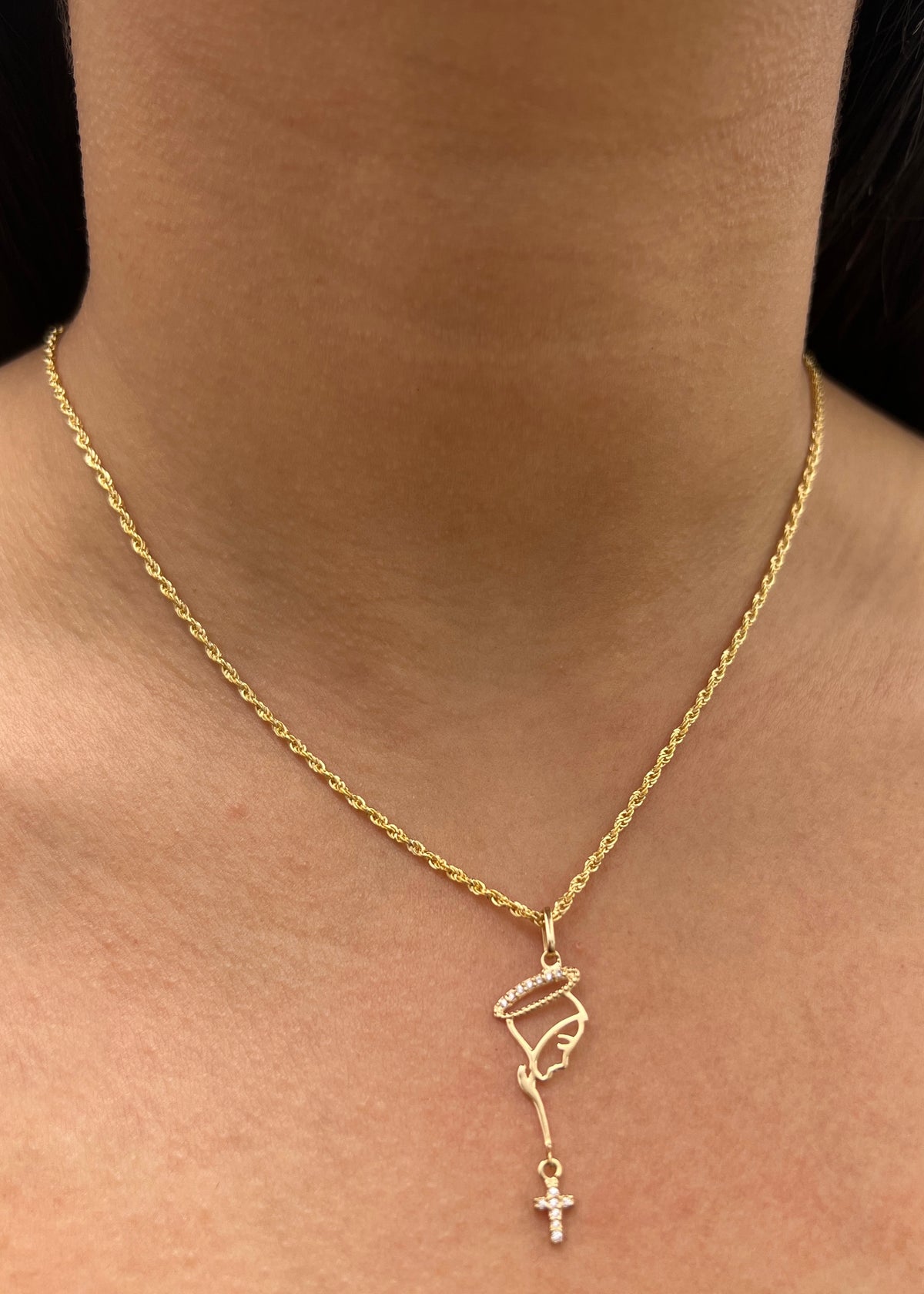 Dije Virgen Maria con Swarovski Blanco 0.7gr / 3.7cm / 11mm — Oro Amarillo