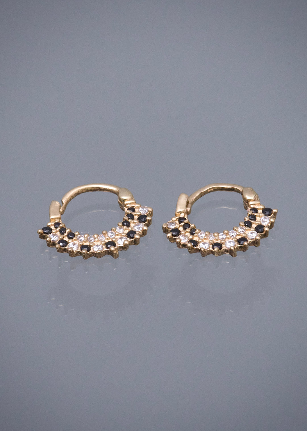 Ear cuff con Swarovski Blanco y Negro 1.9gr / 1.1cm / 1.8mm — Oro Amarillo