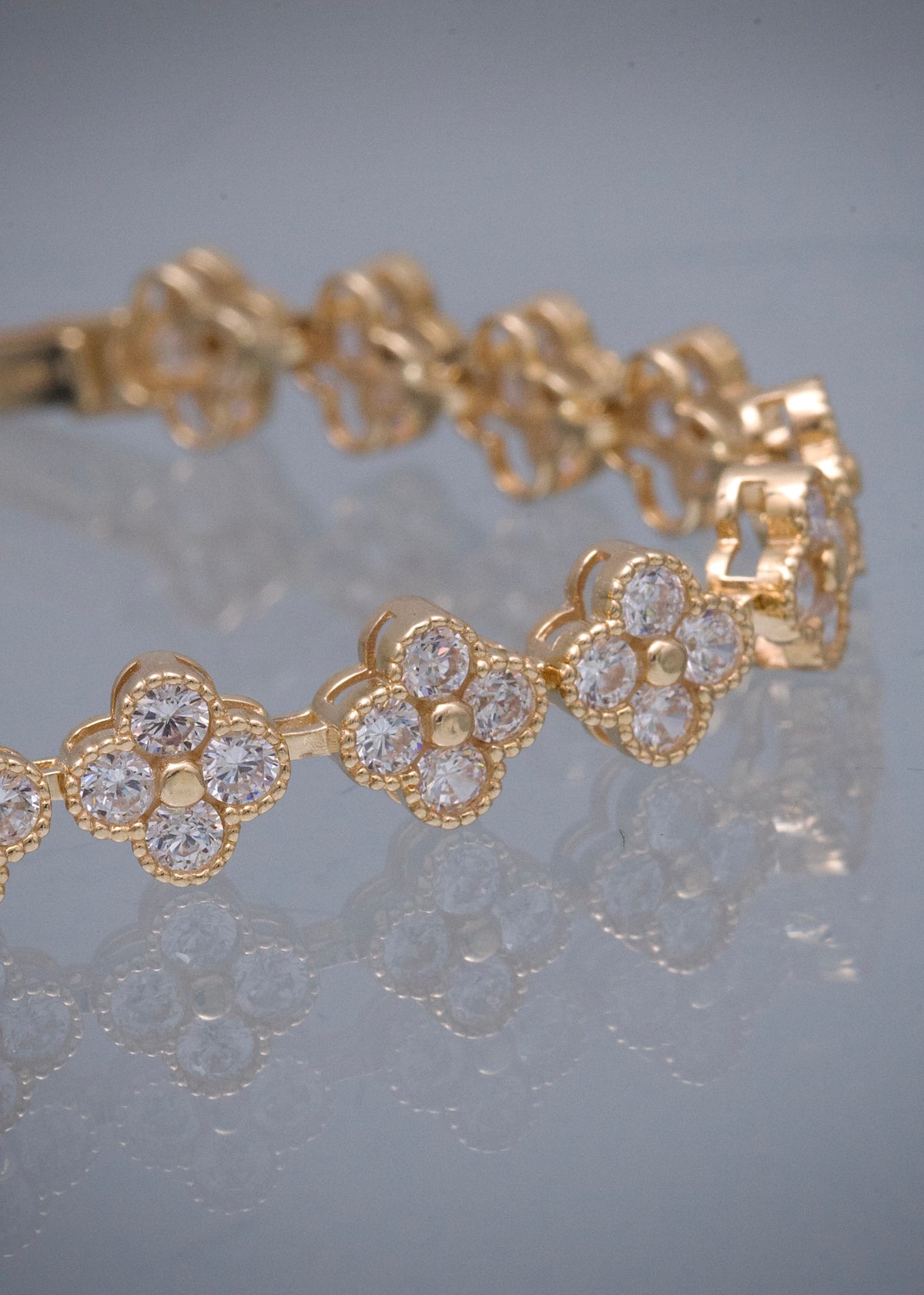 Pulso Flor con Swarovski Blanco 17.8gr / 19cm / 8.7mm — Oro Amarillo