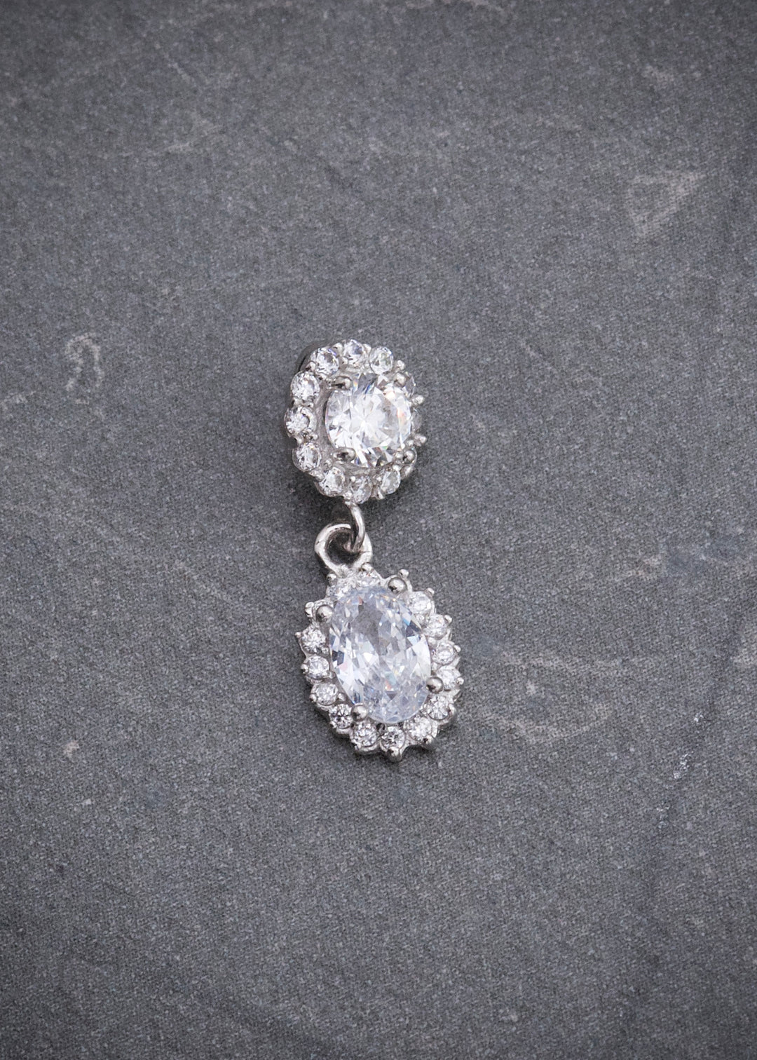 Dije con Swarovskis Blancos 1.1gr / 1.8cm / 6.7mm — Oro Blanco