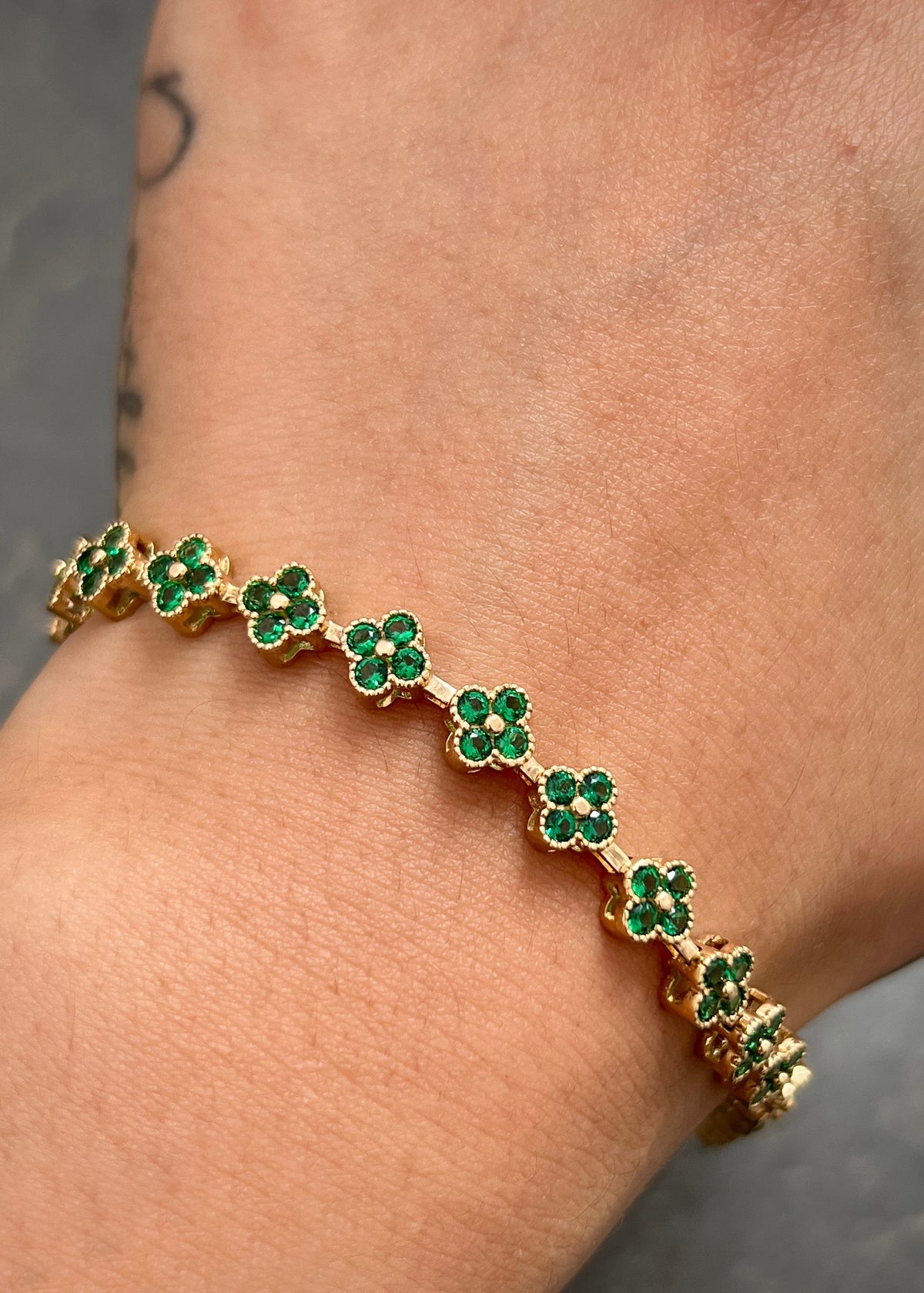 Pulso Flor con Swarovski Verde 11.1gr / 17cm / 6.1mm — Oro Amarillo