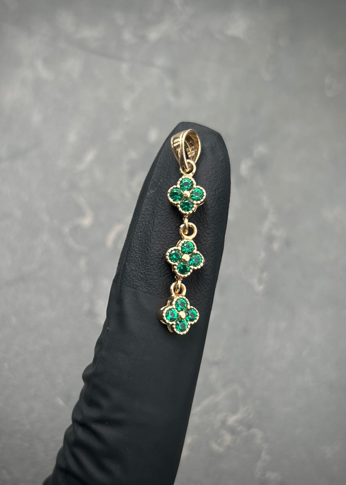 Dije Flor con Swarovski Verde 1.6gr / 3.2cm / 6.2mm — Oro Amarillo