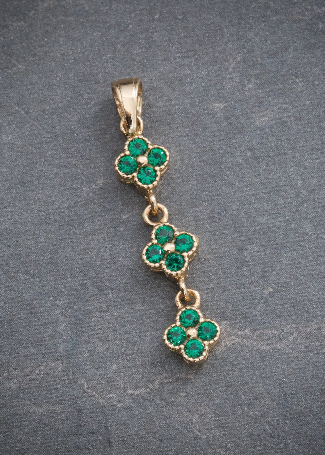 Dije Flor con Swarovski Verde 1.6gr / 3.2cm / 6.2mm — Oro Amarillo
