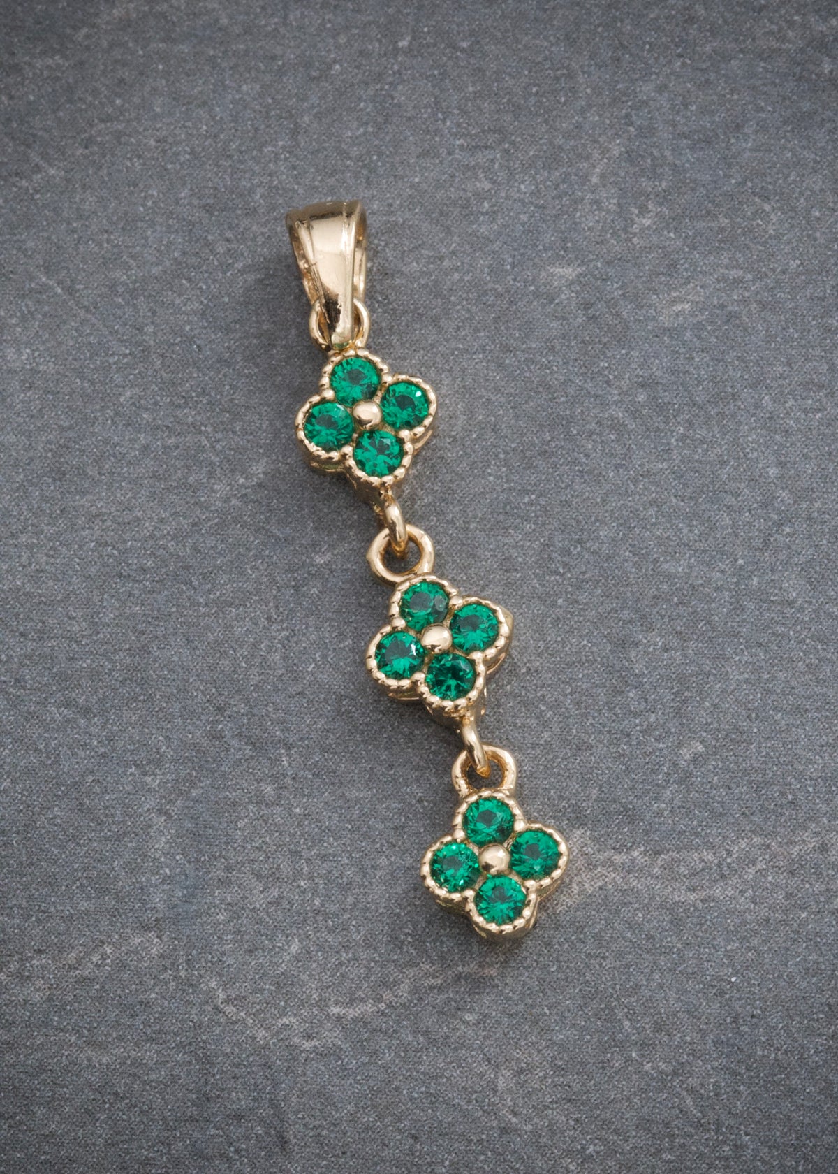 Dije Flor con Swarovski Verde 1.6gr / 3.2cm / 6.2mm — Oro Amarillo