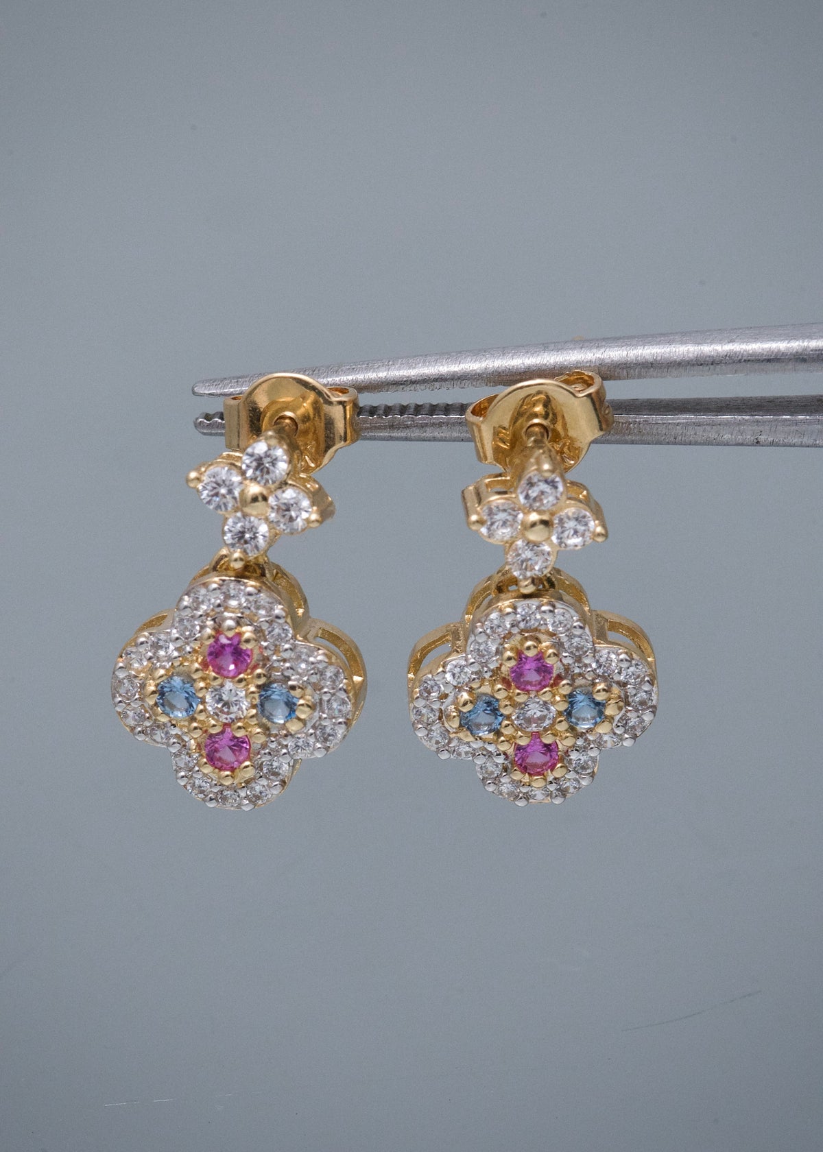 Topos Flor con Swarovski Multicolor 2.95gr / 1.5cm / 9.8mm — Oro Amarillo