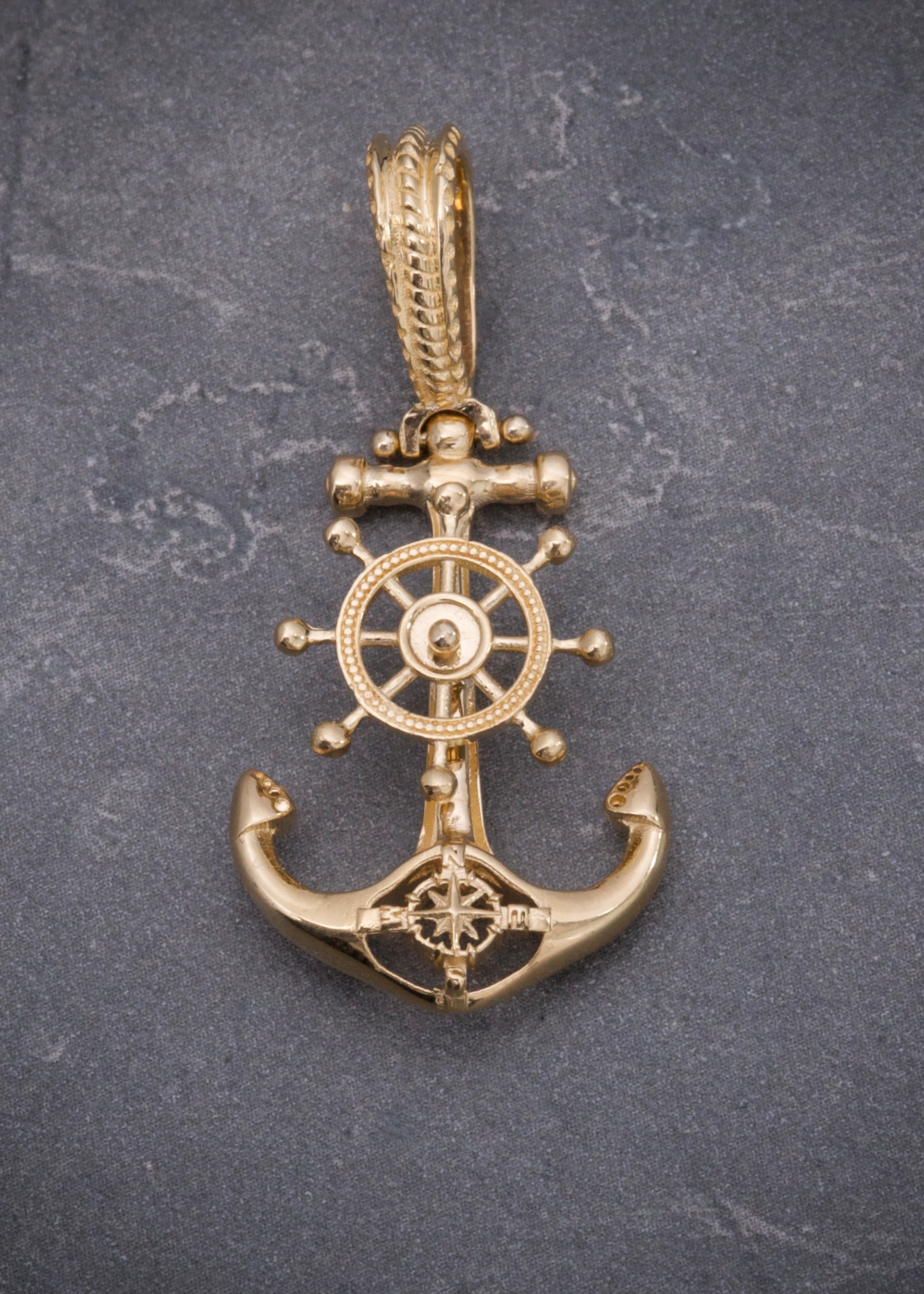 Dije ancla con timon 5.45gr / Largo 3.7cm / Oro Amarillo Nac M