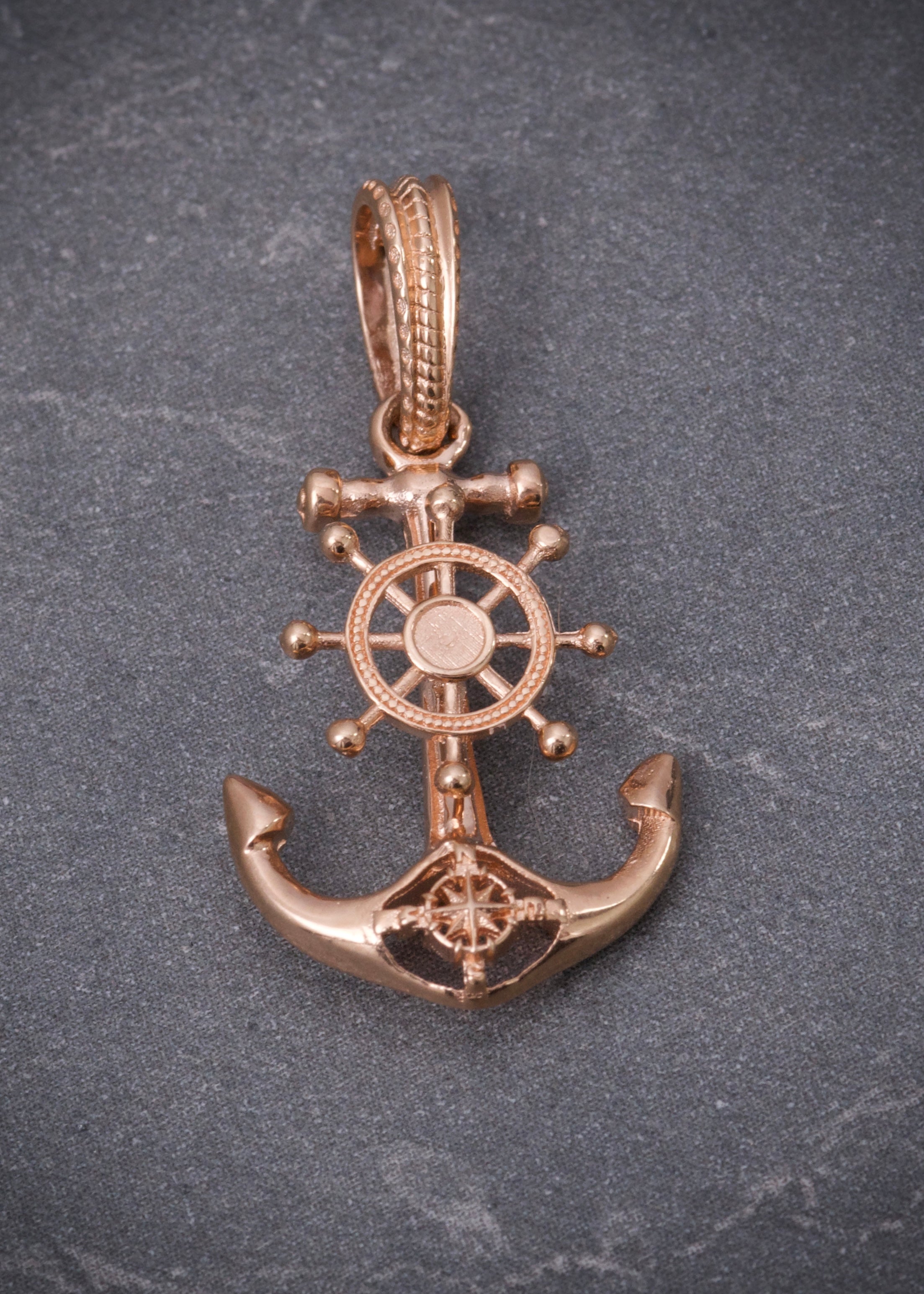 Dije ancla con timon 2.3gr / Largo 2.8cm / Oro Rosado Nac M