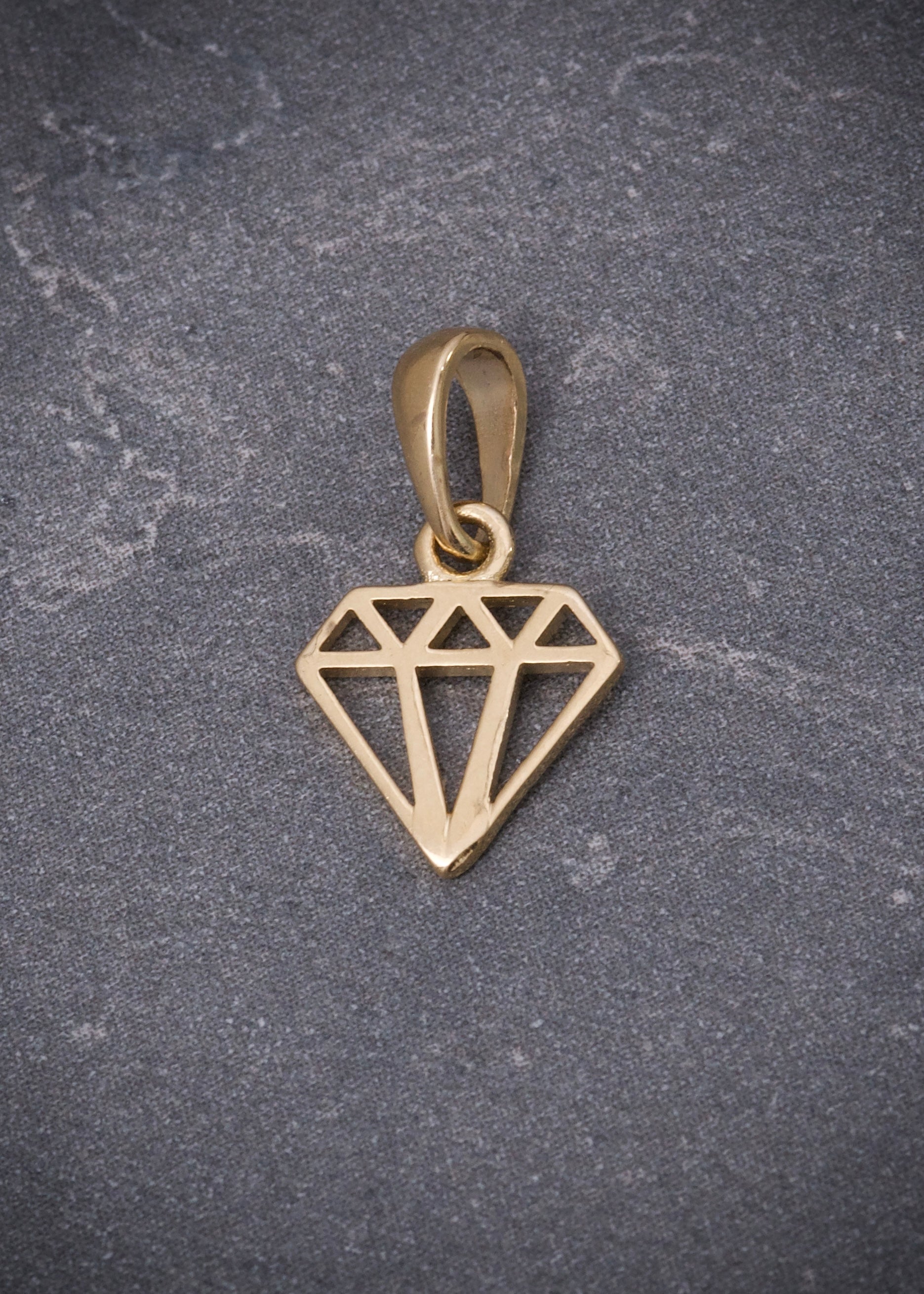 Dije diamante 0.6gr / Largo 1.5cm / Oro Amarillo Nac M