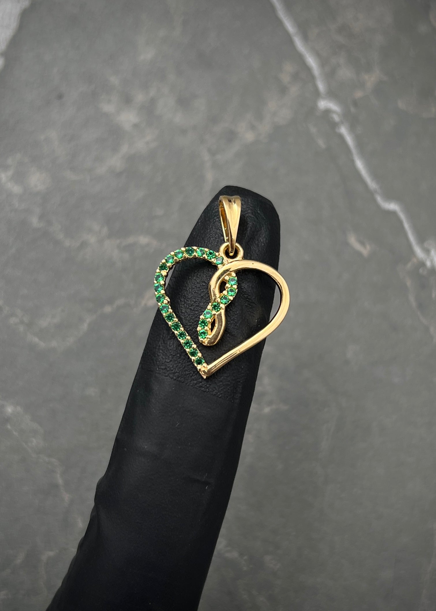 Dije corazon con swarovski verde 1.9gr / Largo 2.4cm / Oro Amarillo Nac P